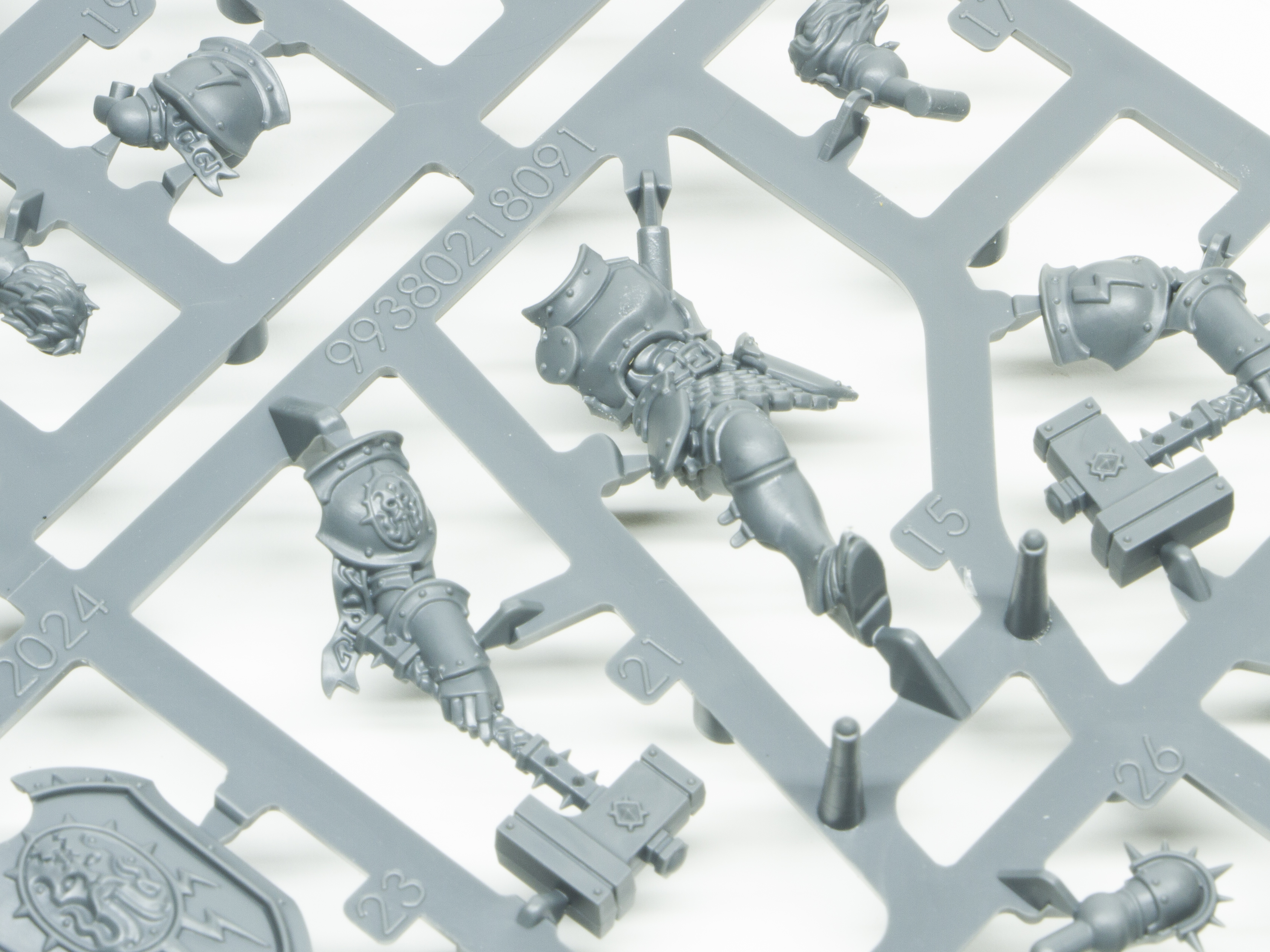 造形が精巧で、パーツだけ見るとどこがどう組み合わさるのか分からないアクロバティックさもある