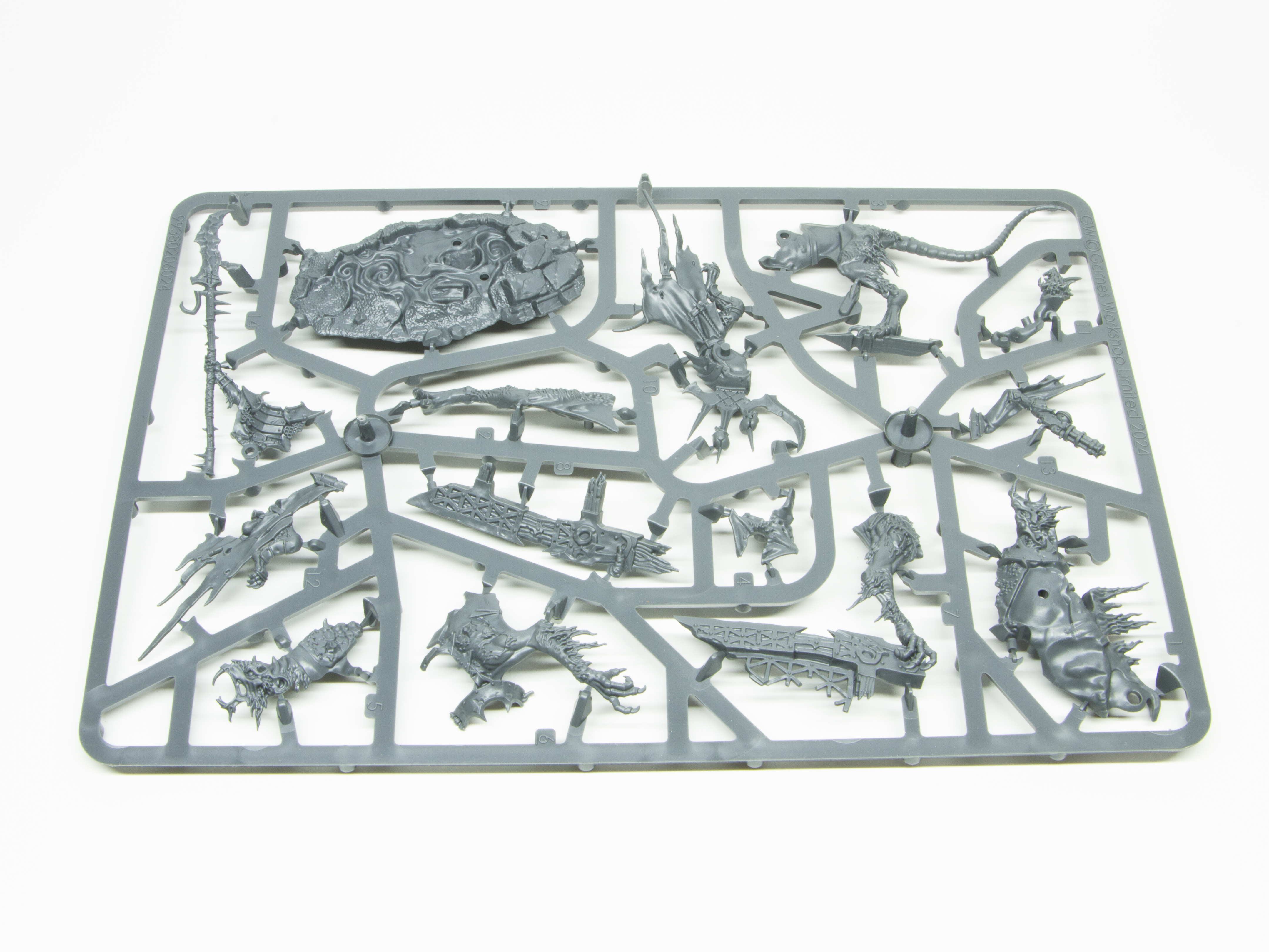 「クロウロード（ノウビースト騎乗）」のランナー。強力なハンドガンと槍で武装し、猛り狂う獣に乗った「スケイヴン」の英雄