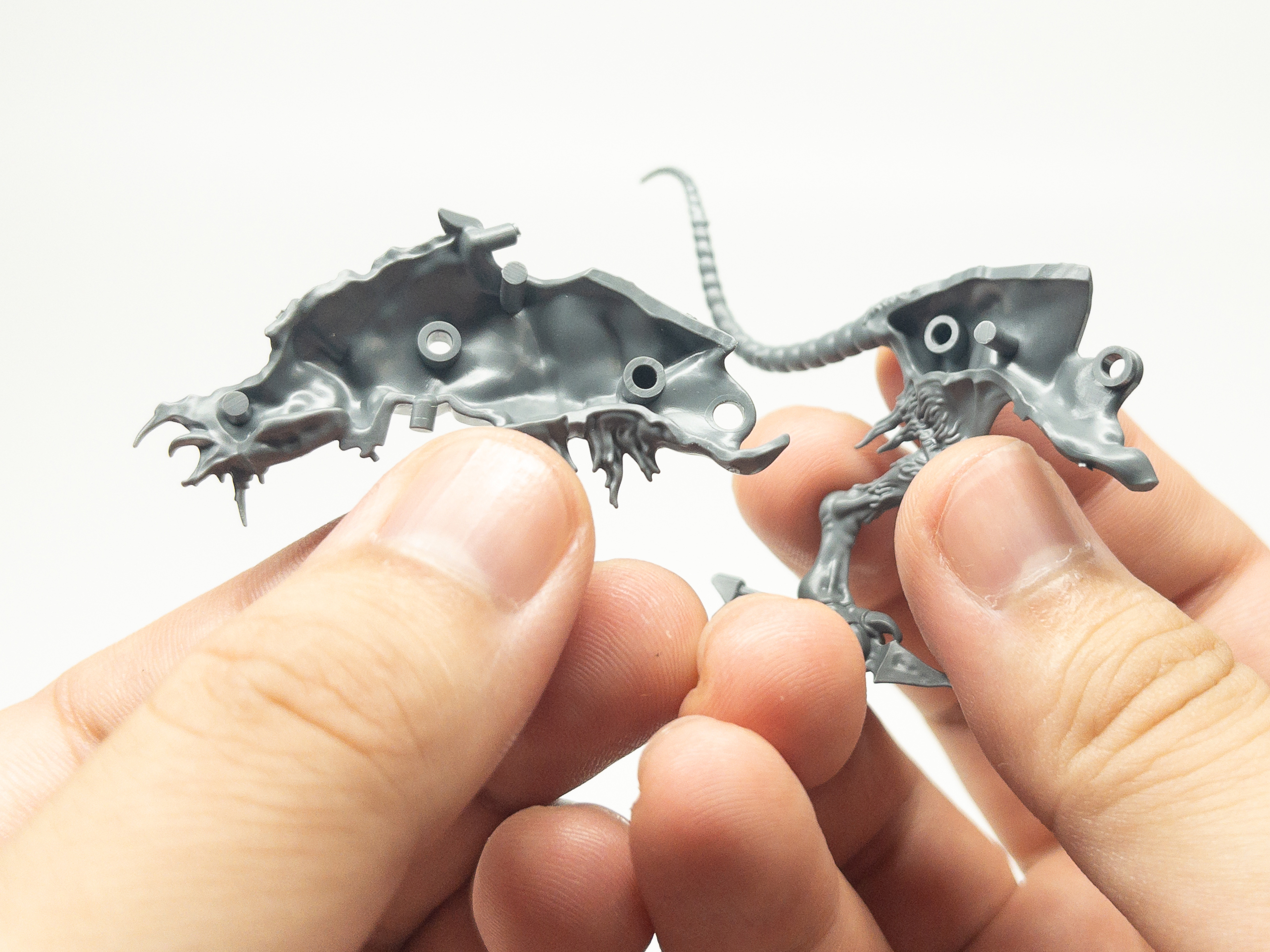 こちらは「ノウビースト」の組み立て。大きなパーツだというのに1～2個のピンしか接続しない豪快さ