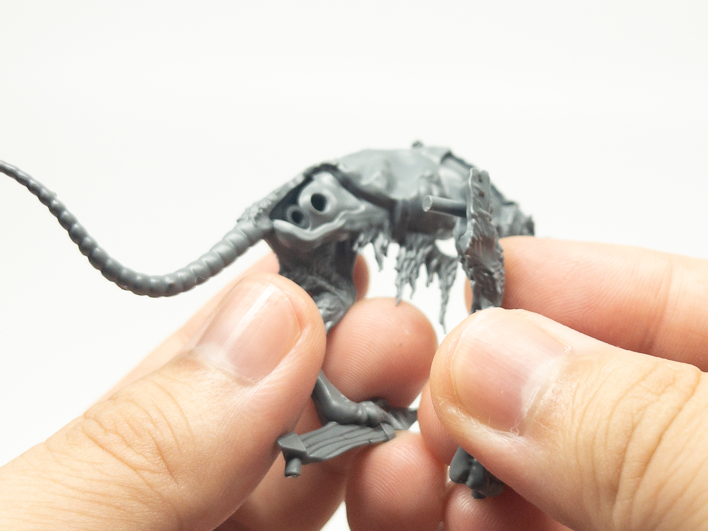 というのも、造形の凹凸が組み合わさることで1つのピンしかなくてもきっちりハマるようになっているからだ