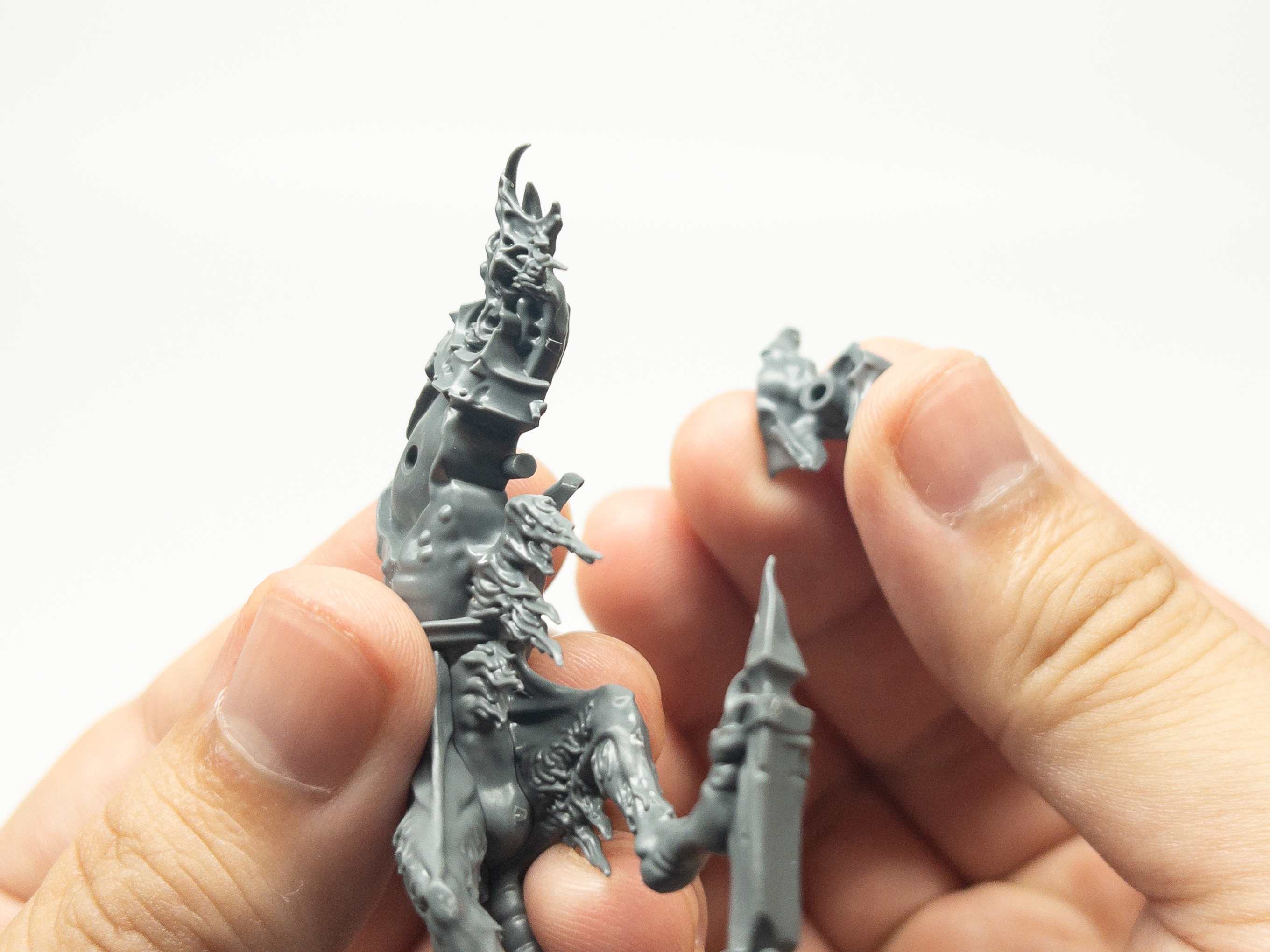 というのも、造形の凹凸が組み合わさることで1つのピンしかなくてもきっちりハマるようになっているからだ