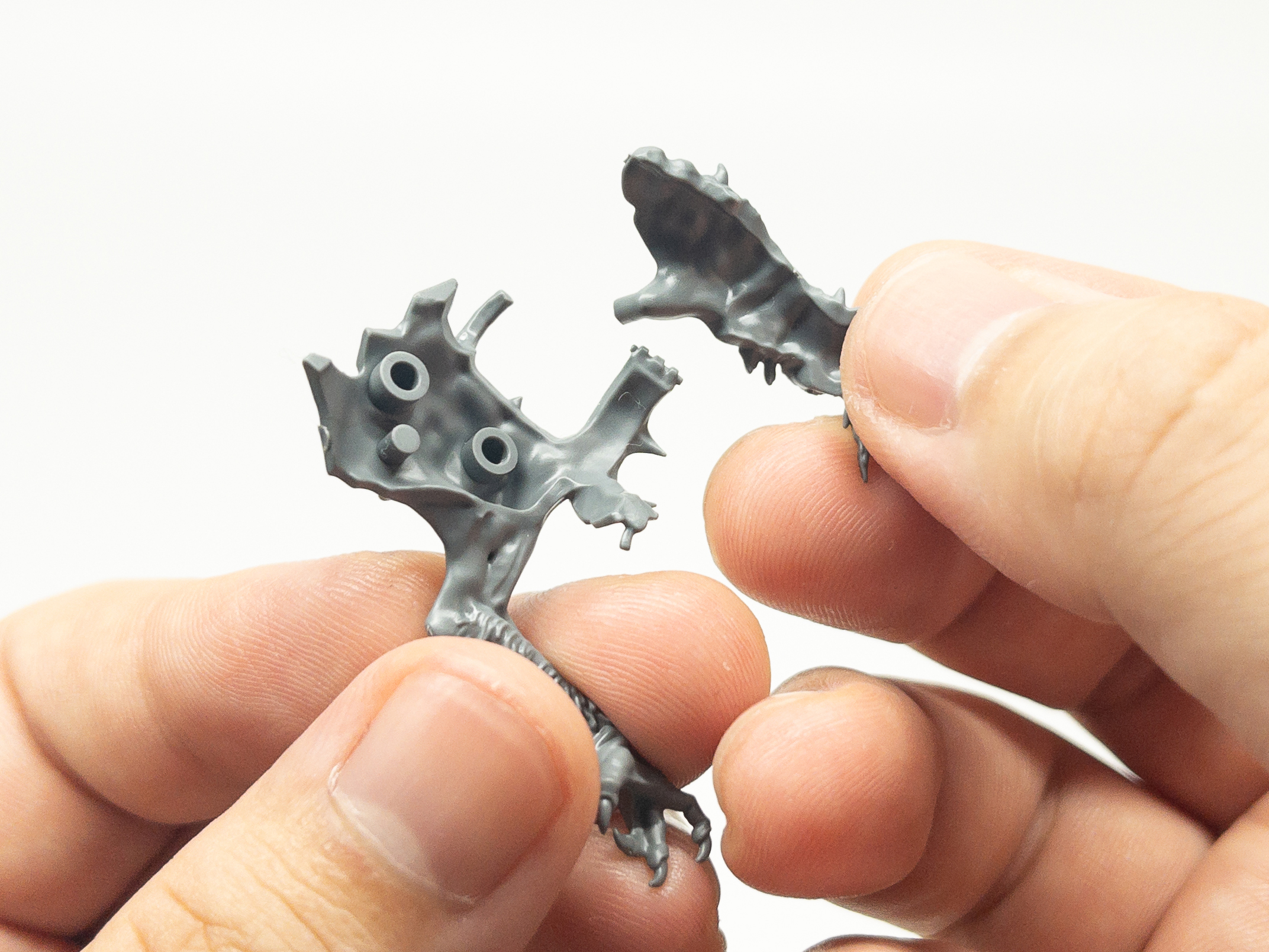 というのも、造形の凹凸が組み合わさることで1つのピンしかなくてもきっちりハマるようになっているからだ