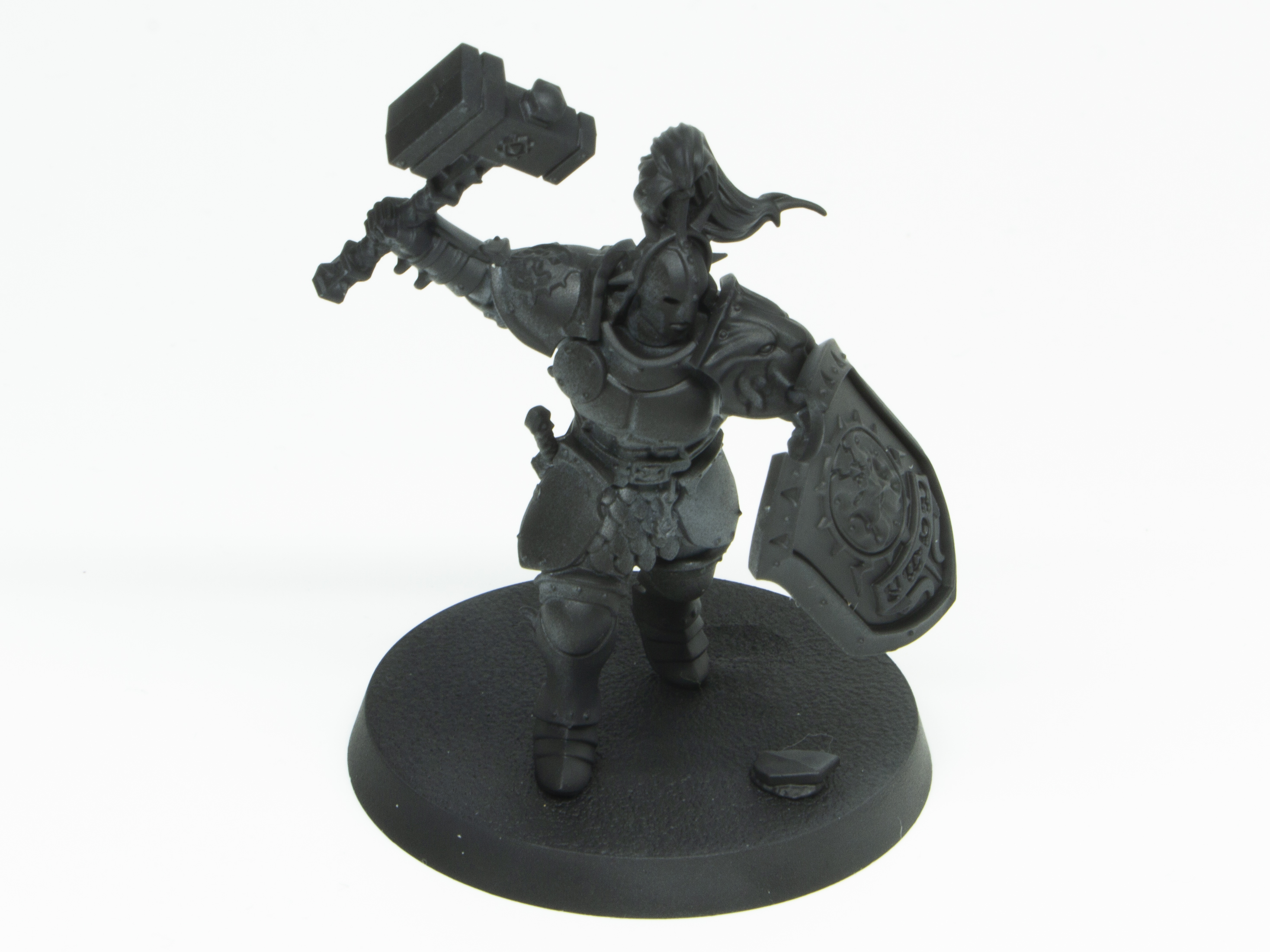 まず「ケイオスブラック」のスプレーを吹く。ベランダの壁に新聞紙を貼って行なっている