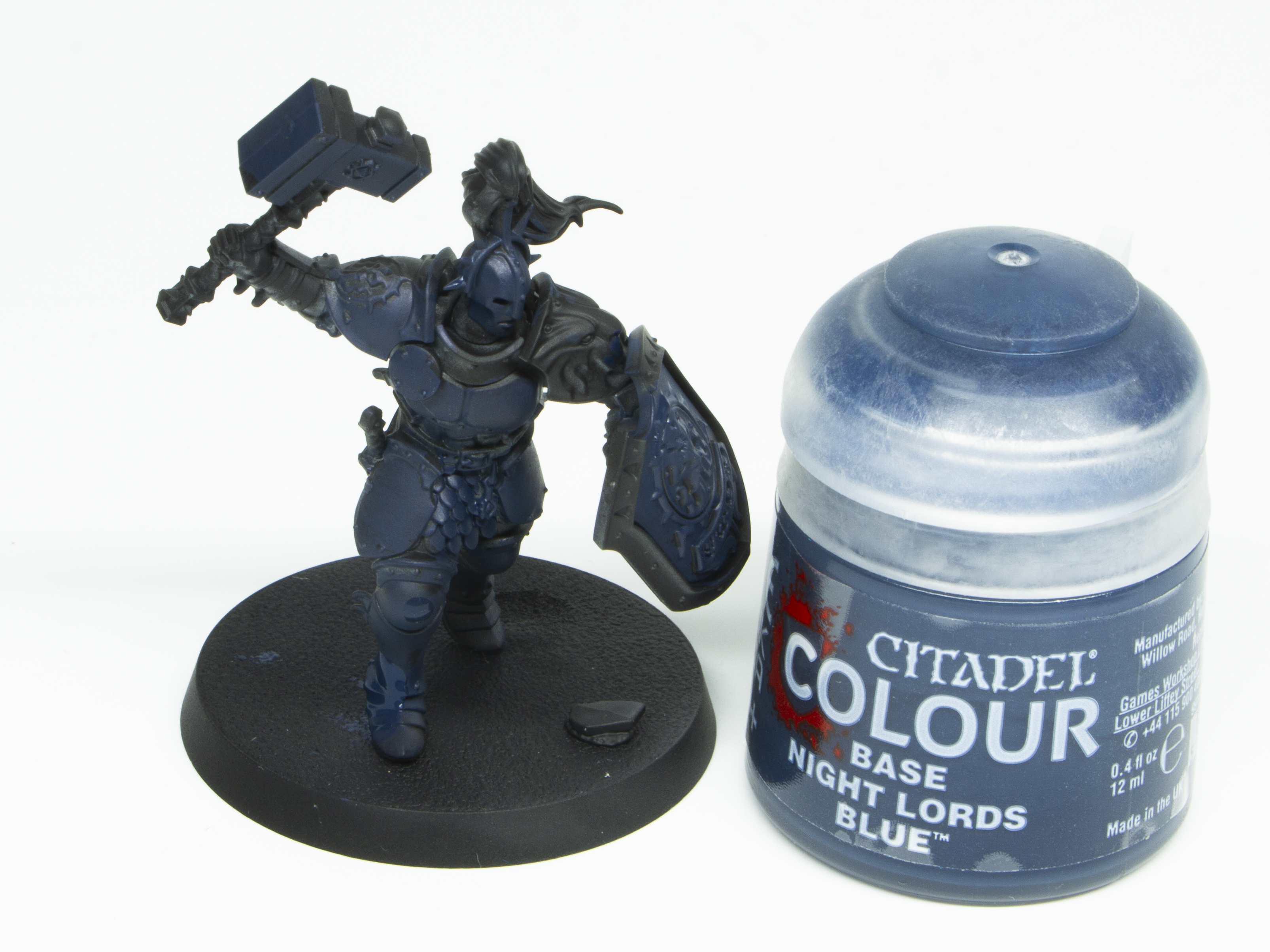 銀色の下地として濃紺「ナイトロード・ブルー」を塗る