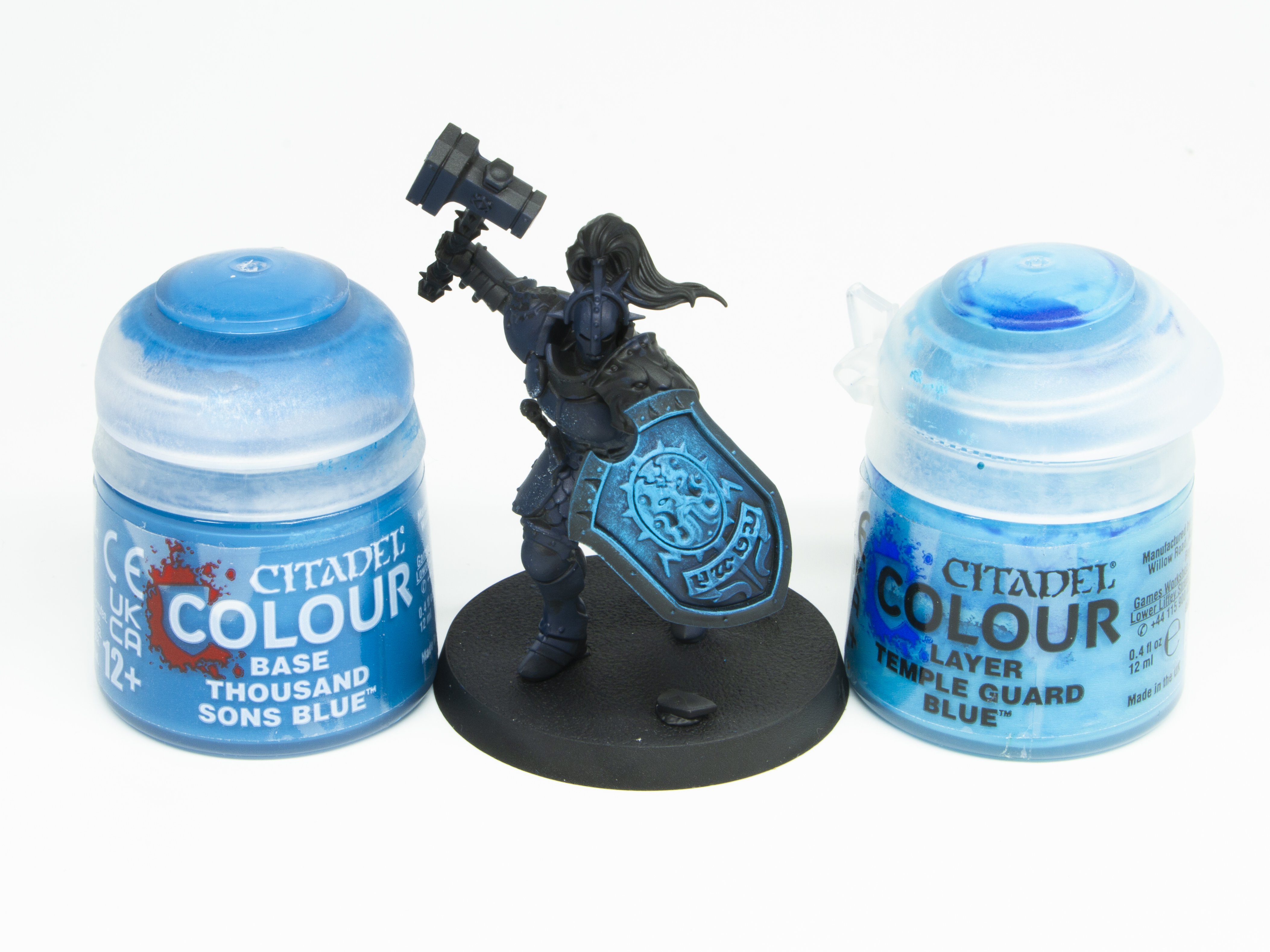 盾に「サウザンドサン・ブルー」と「テンプルガード・ブルー」をドライブラシ。専用の筆か使い古した筆を用意し、キッチンペーパーなどにゴシゴシとこすりつけてから塗りたい面をこする