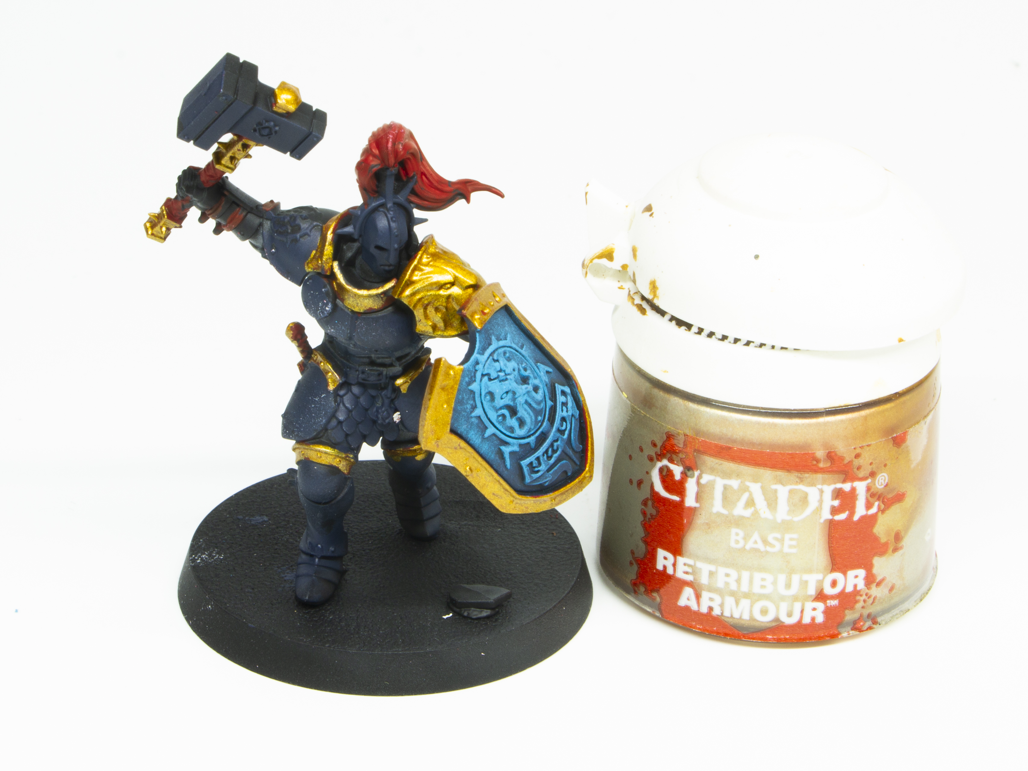 金色「リトリビューター・アーマー」を塗る。赤色を下地に使うことで高級感が増す