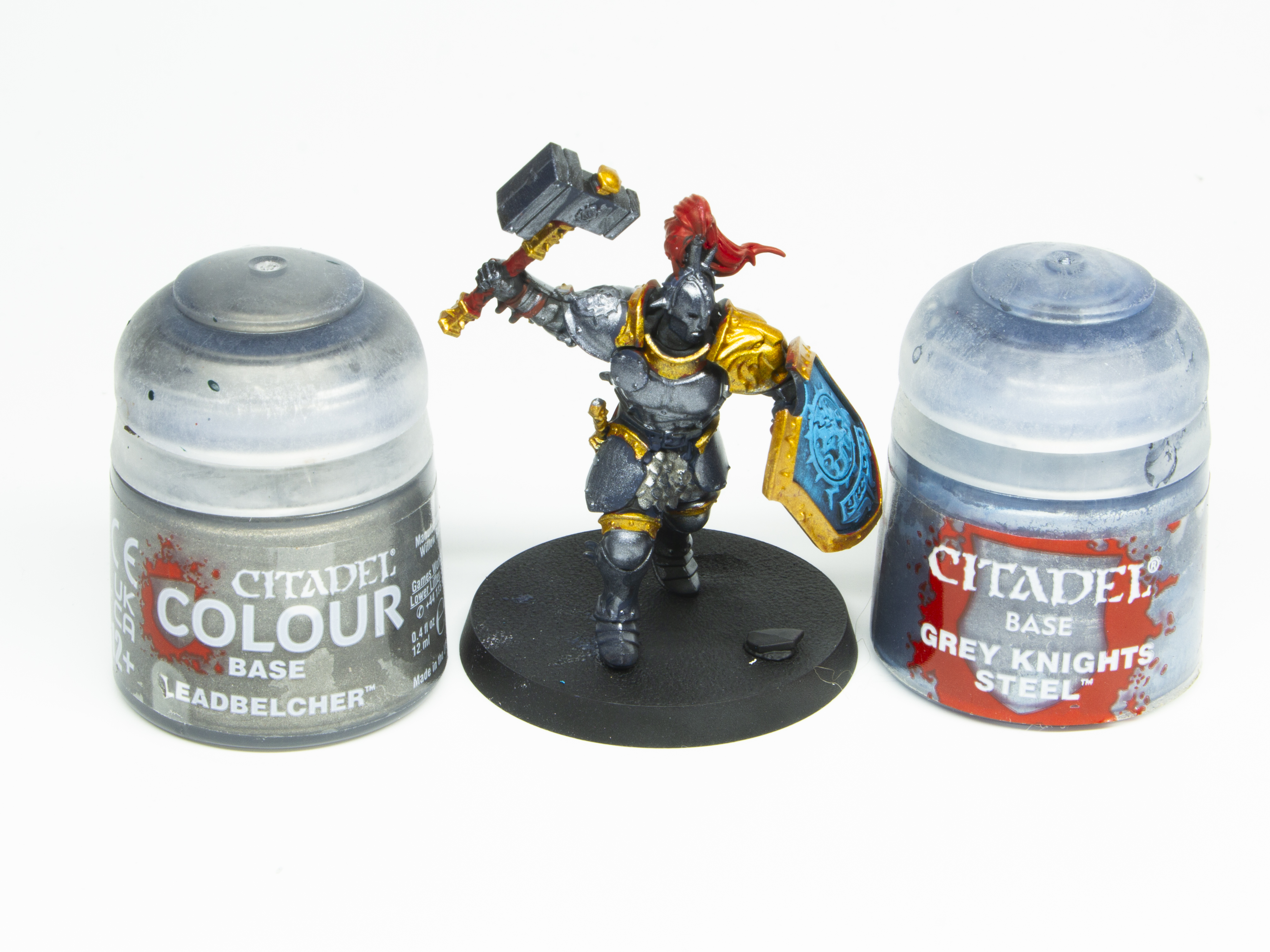 ラメラーアーマー部分に「レッドベルチャー」、主な鎧部分に「グレイナイト・スティール」を塗る。青色を下地にすると寒色が追加され高貴さが上がる