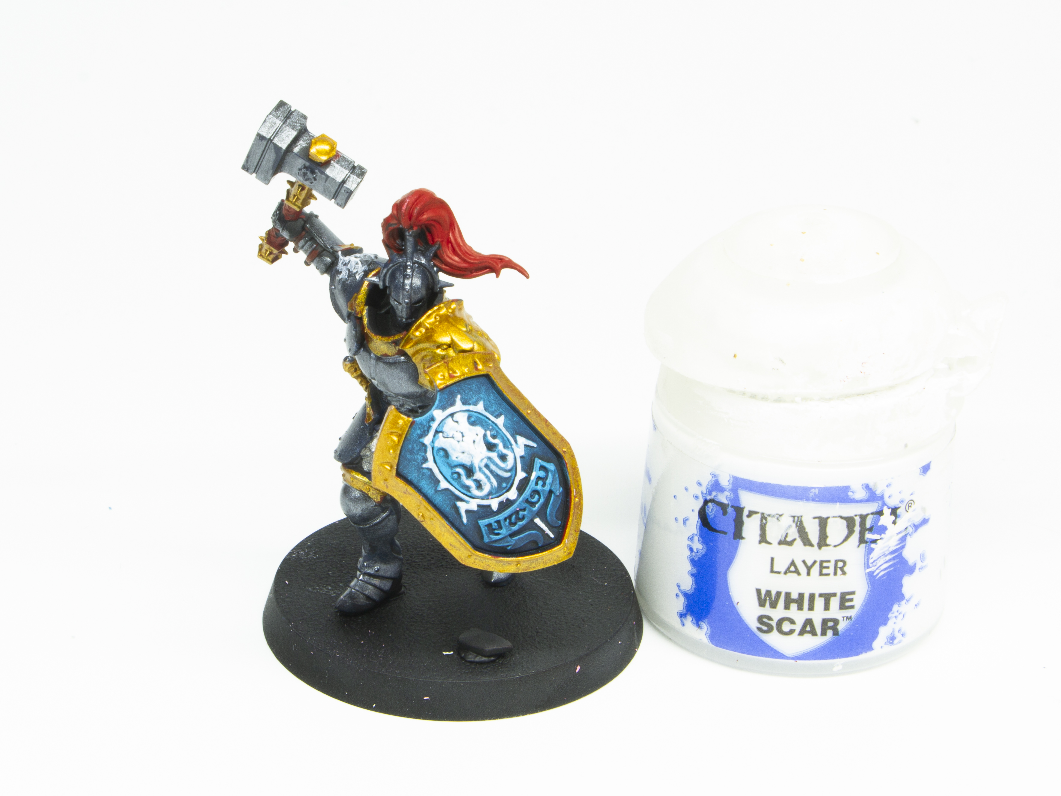 盾の装飾に「ホワイトスカー」を塗る。発色が弱いカラーなので何度か重ね塗りする