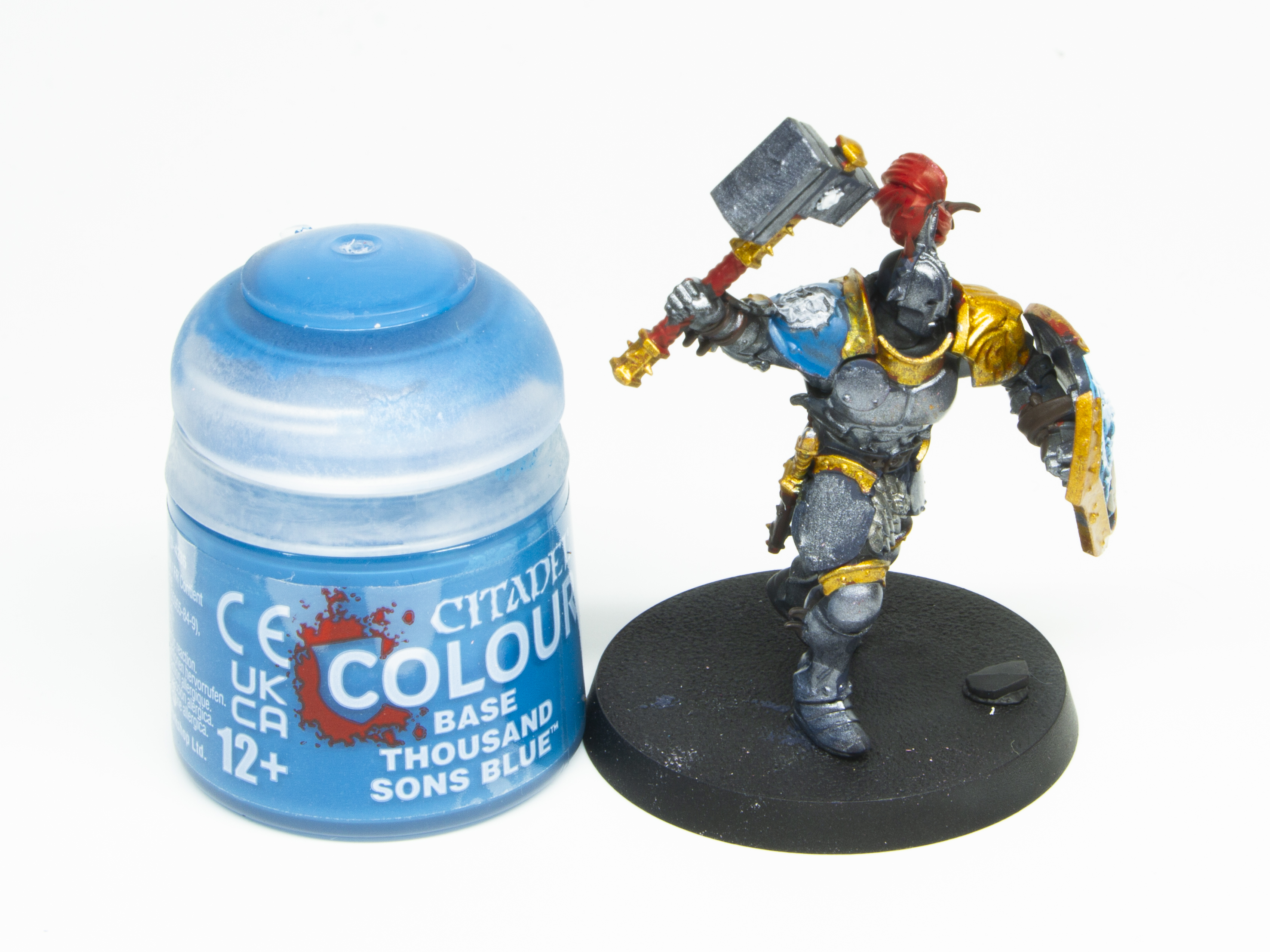 肩パッド部分にターコイズブルー「サウザンドサン・ブルー」を塗る