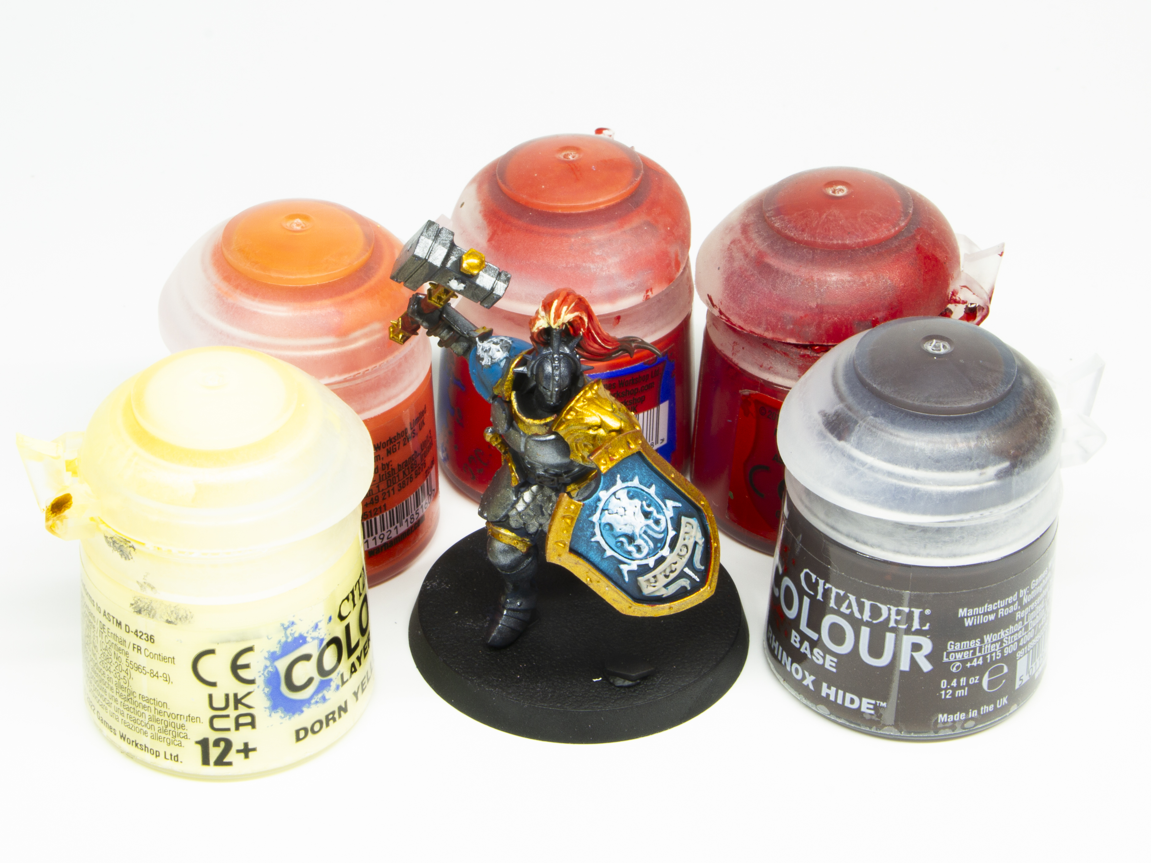 赤い房を炎のように塗りたかったので、中心から先にかけて「ドルン・イエロー」、「ワイルドライダーズ・レッド」、「イーヴィルサンズ・スカーレット」、「メフィストン・レッド」、「ライノックス・ハイド」を塗り、炎を表現する