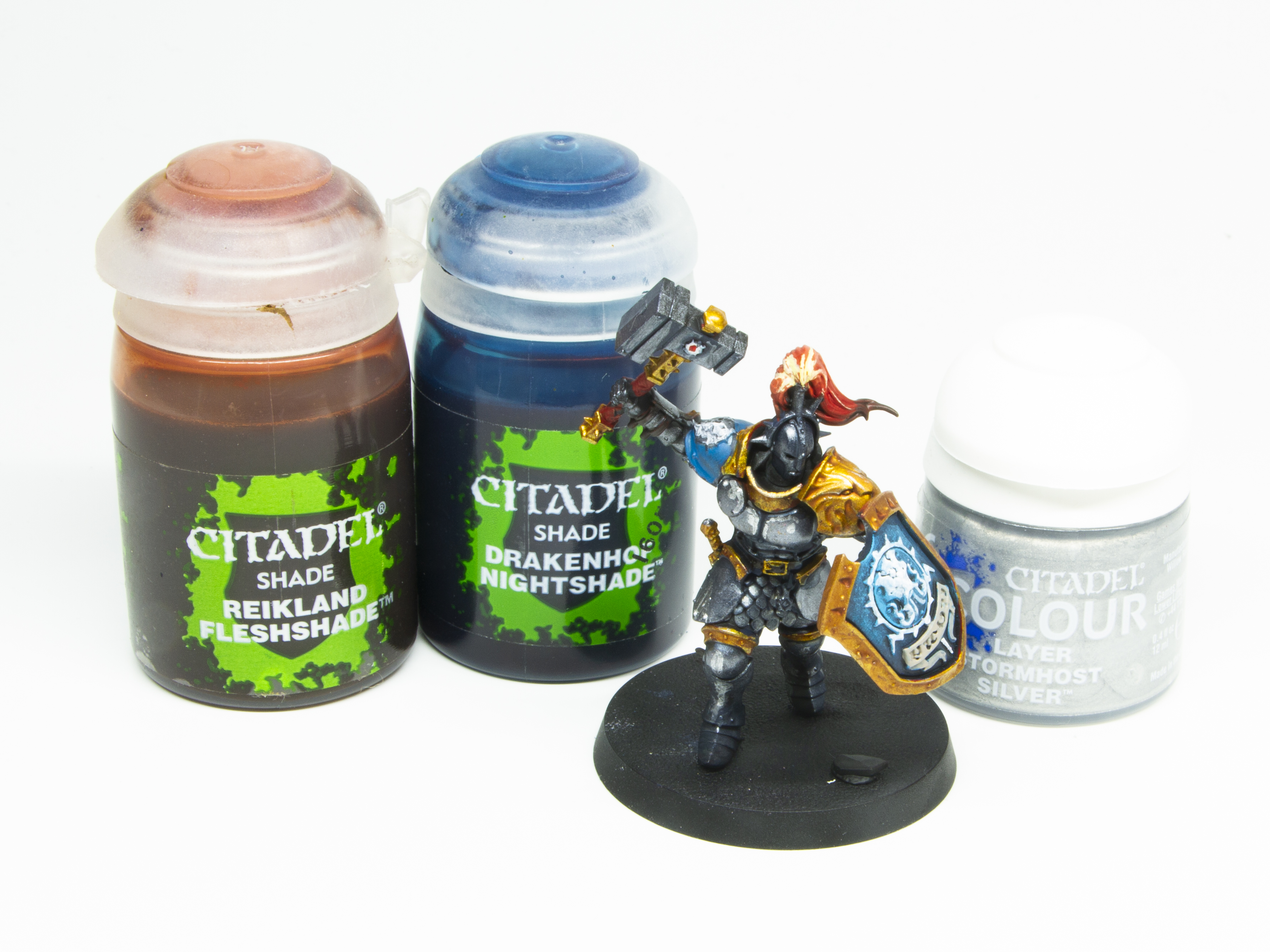 金色部分に「ライクランド・フレッシュシェード」、銀色部分に「ドラケンホフ・ナイトシェード」を塗る。これはフィルタリングに使うシェードカラーで、モデルの色味を1段階切り替えられる