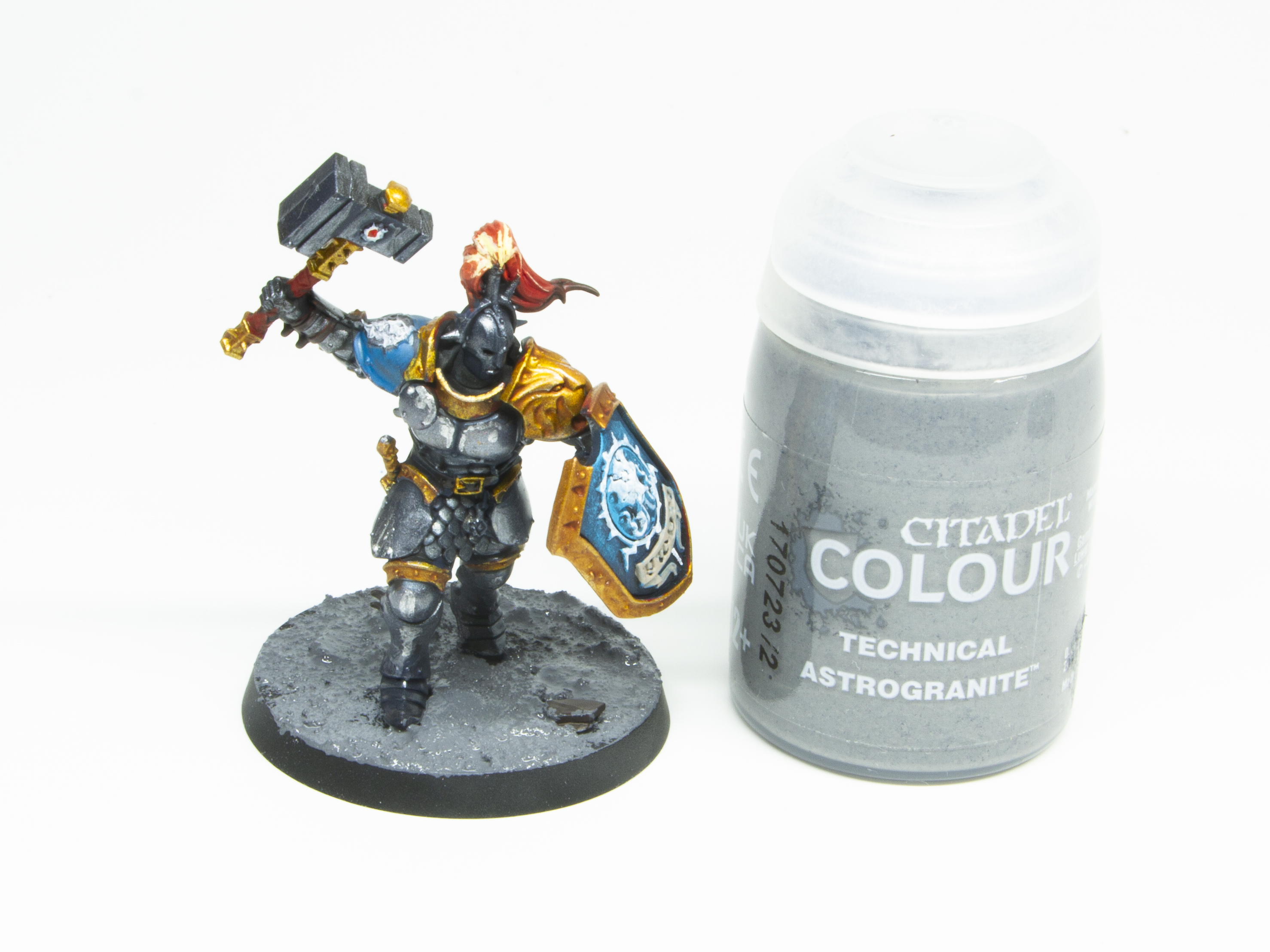 ベースデコレートを行う。砂利「アストログラナイト」を盛り付ける。ベースデコレート用の塗料はペースト状になっており、粒子が含まれているため筆ではなくスクレーパーやヘラを使うとよい