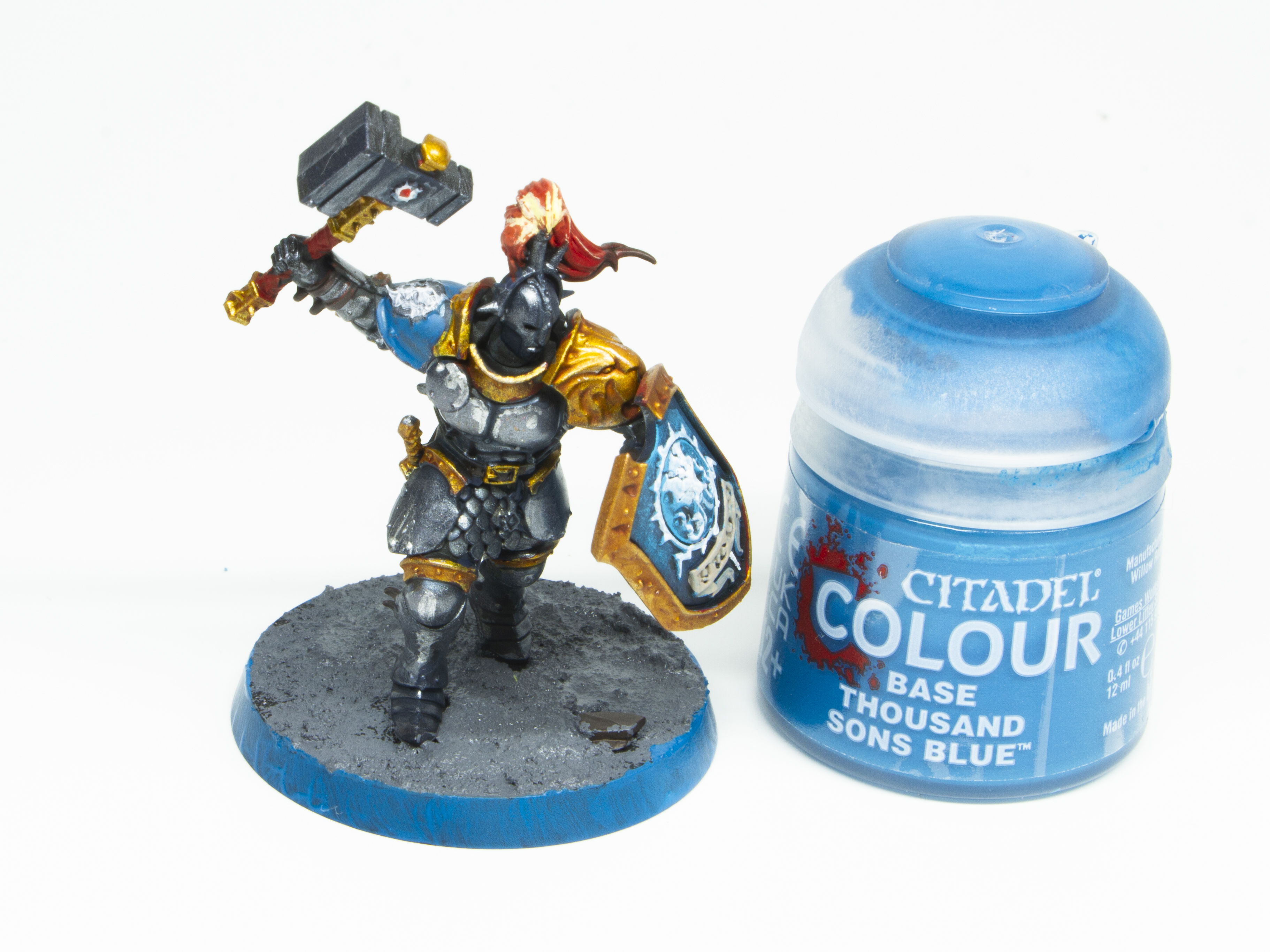 ベースのふちを「サウザンドサン・ブルー」で塗る。これは筆者の趣味。