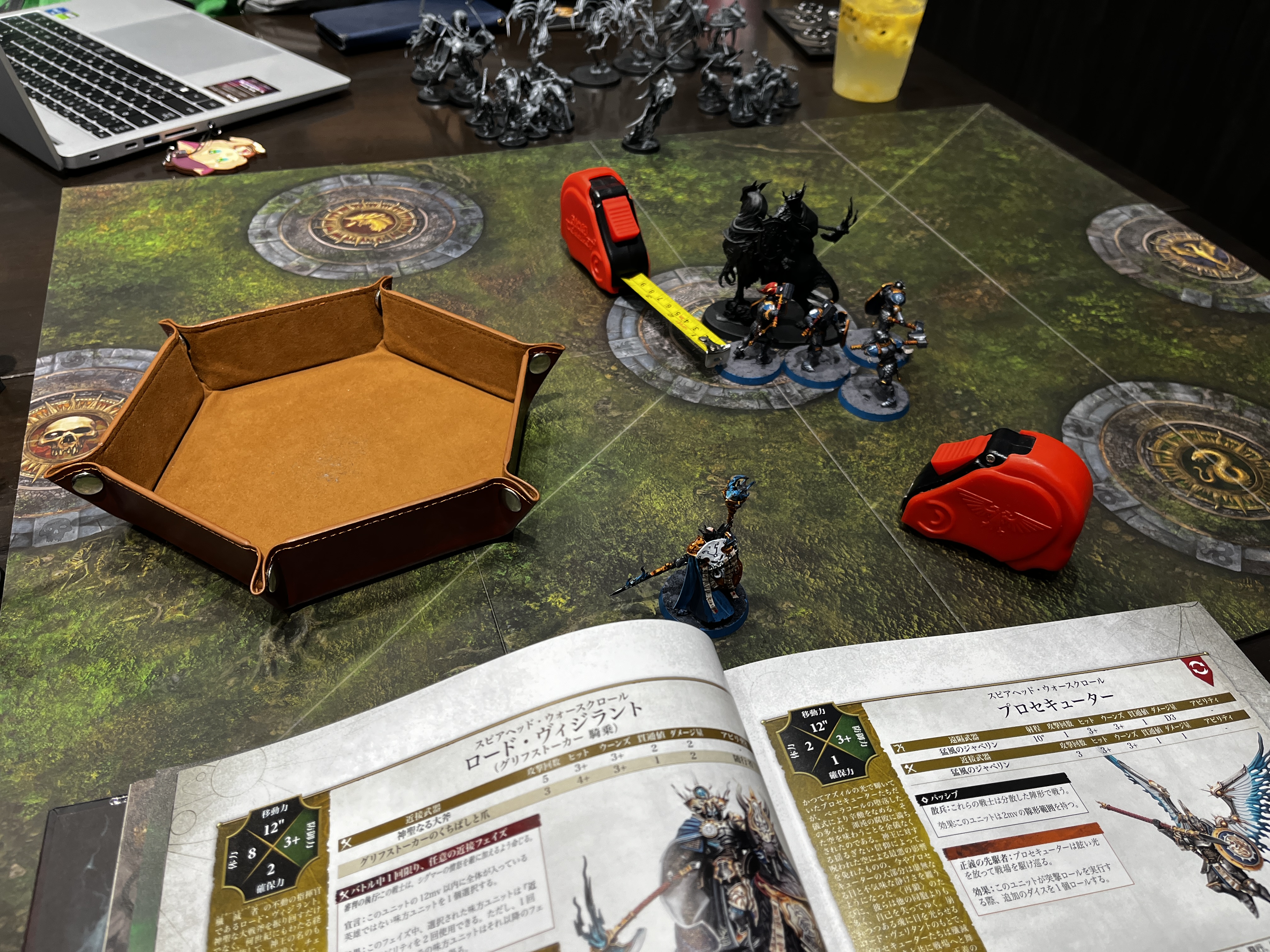 ダイストレイとインチメジャー。インチメジャーはウォーハンマー公式のもので、1,540円