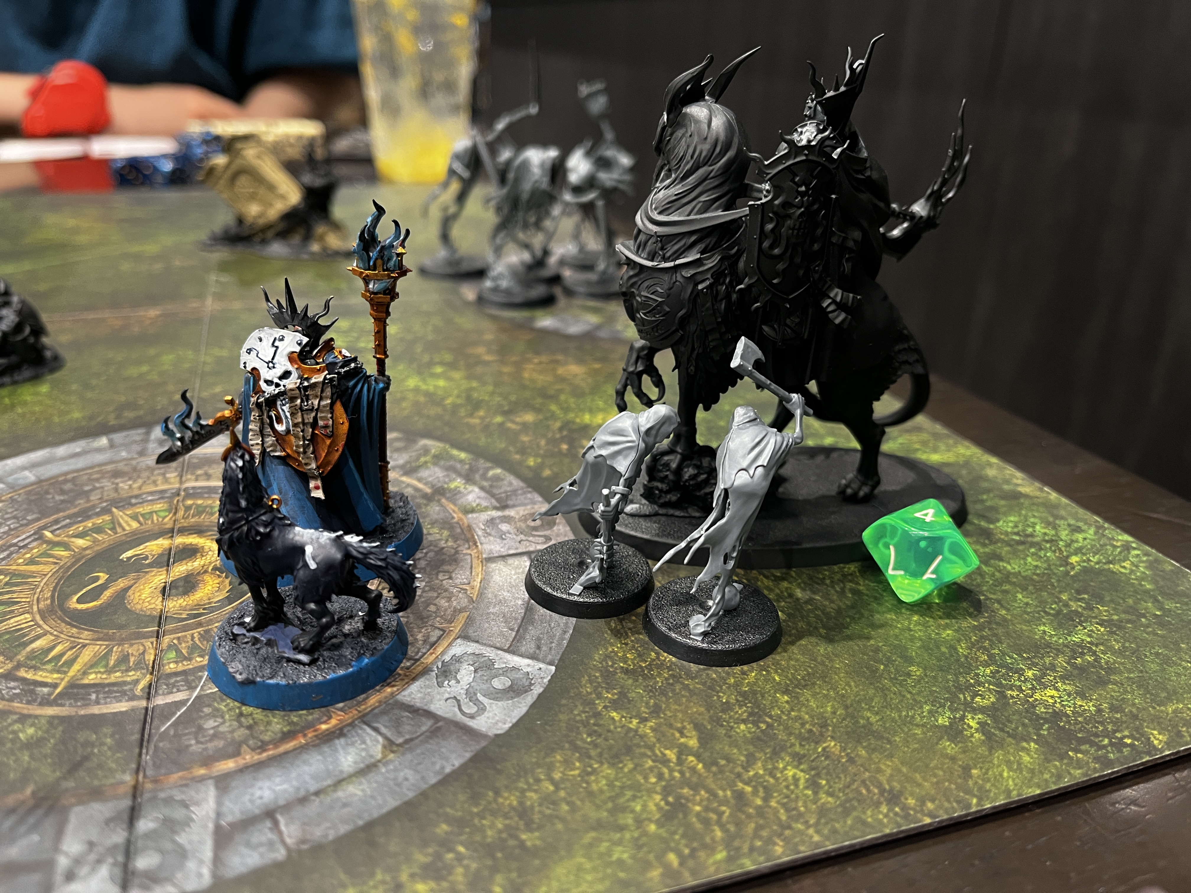 接近戦を行って歩兵を倒した英雄。減った体力は10面ダイス、12面ダイスなどの他、専用のカウンターを使って表現することもある