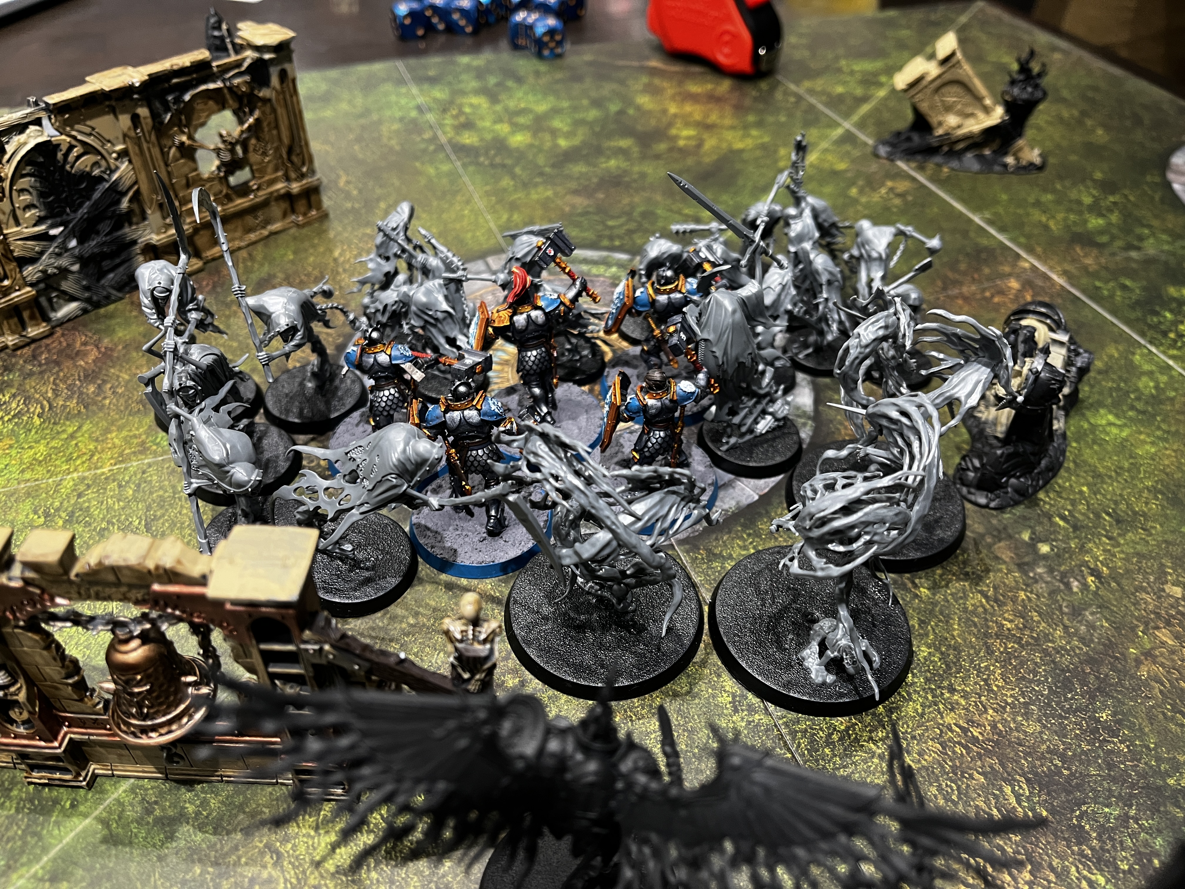 マーカーを守っていたが取り囲まれた味方の歩兵。相手の「ナイトホーント」は飛行能力を持っているため、突撃時に回り込むことが可能だ