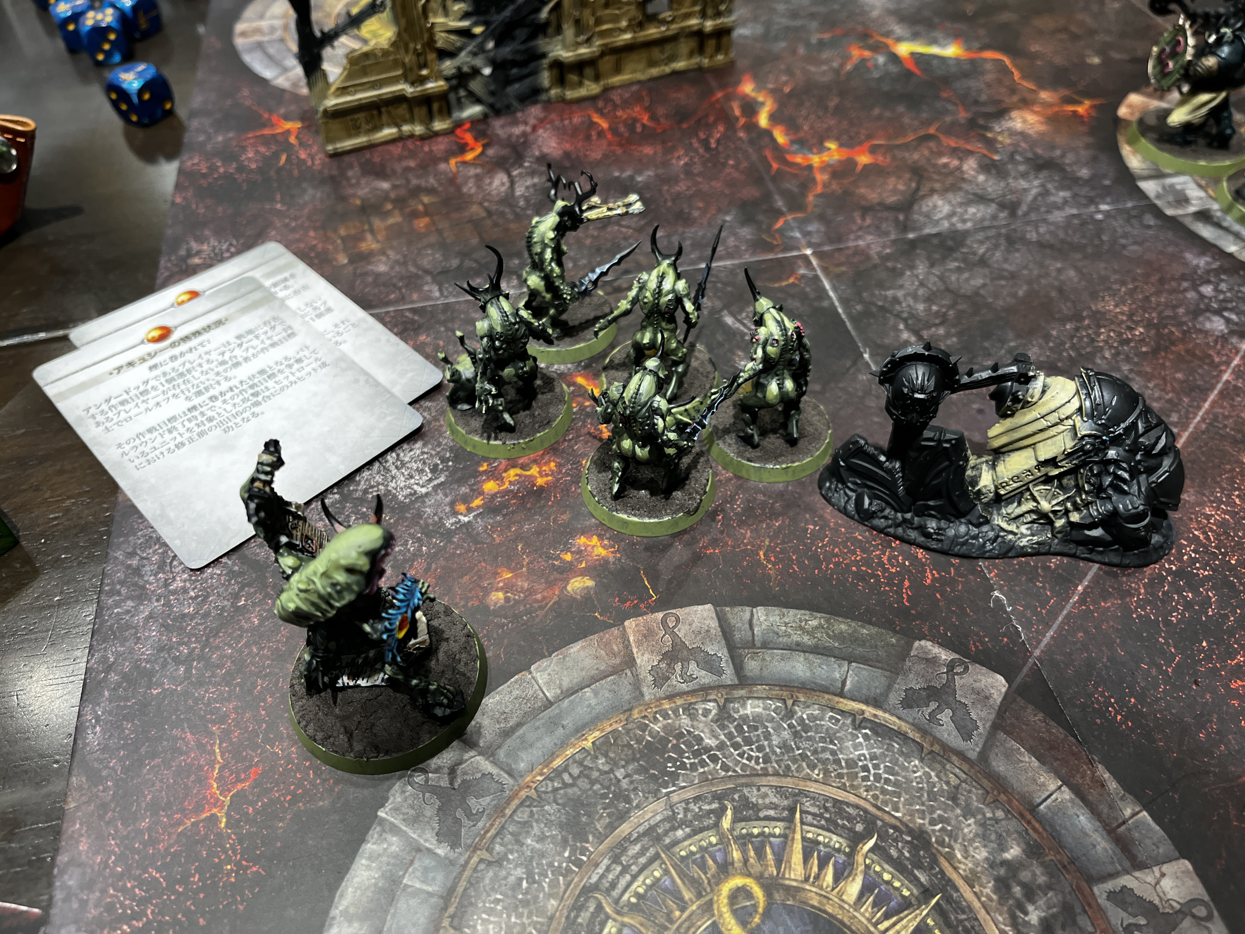 また場面は変わり腐れた魔神「マゴットキン・オヴ・ナーグル」とドワーフ「ファイアスレイヤー」との戦い。歩兵の魔神が上司に引き連れられ、敵を攻撃した回数や病原菌の数を数えさせられている