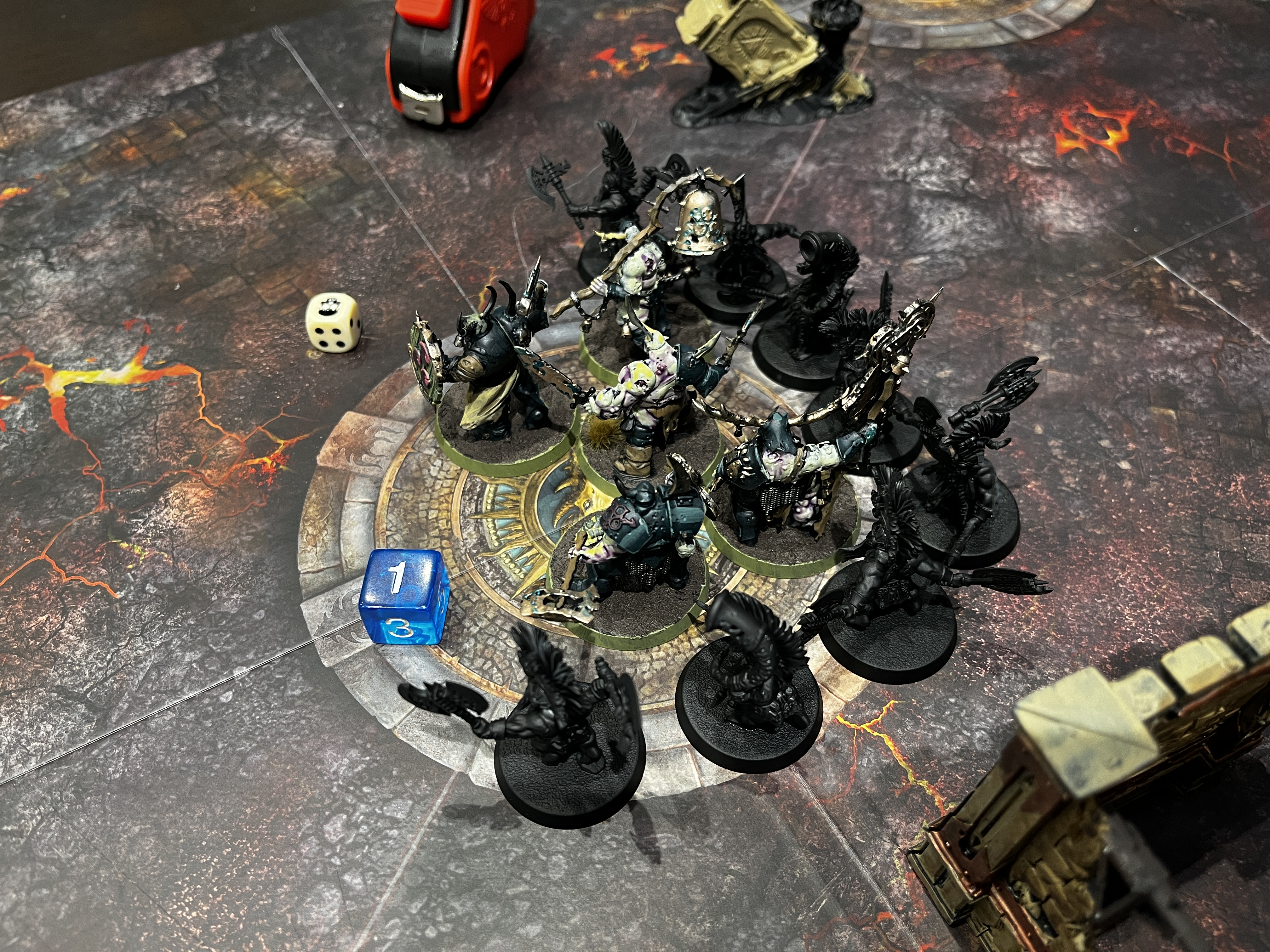 スレイヤーの歩兵に取り囲まれるナーグルの歩兵。不利な状況に見えるが……