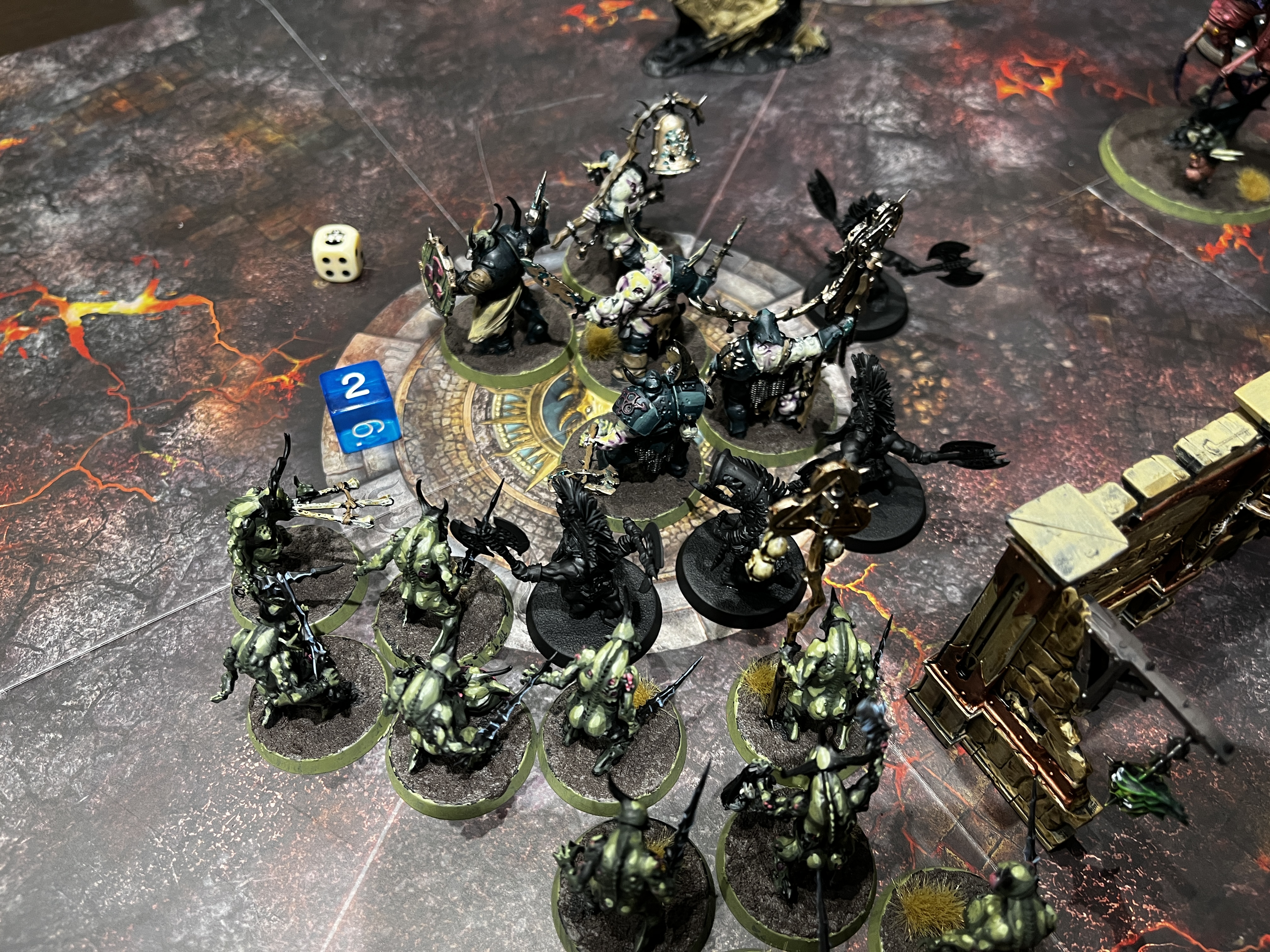 近寄ってきたスレイヤーを薙ぎ倒し、さらに魔神の援軍も来たことで中央の目標を完全確保