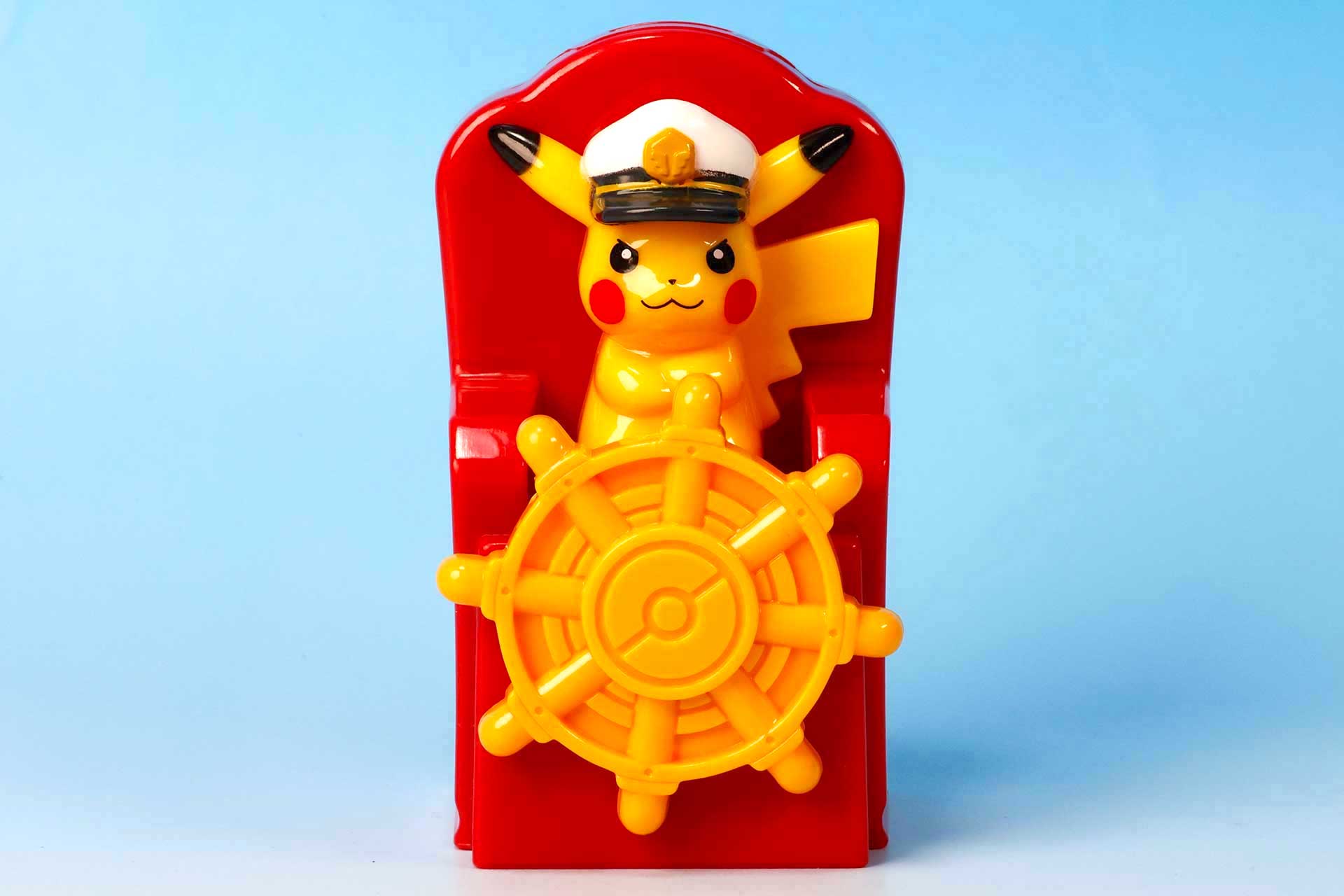 正面には舵を握ったピカチュウの勇ましい姿が！