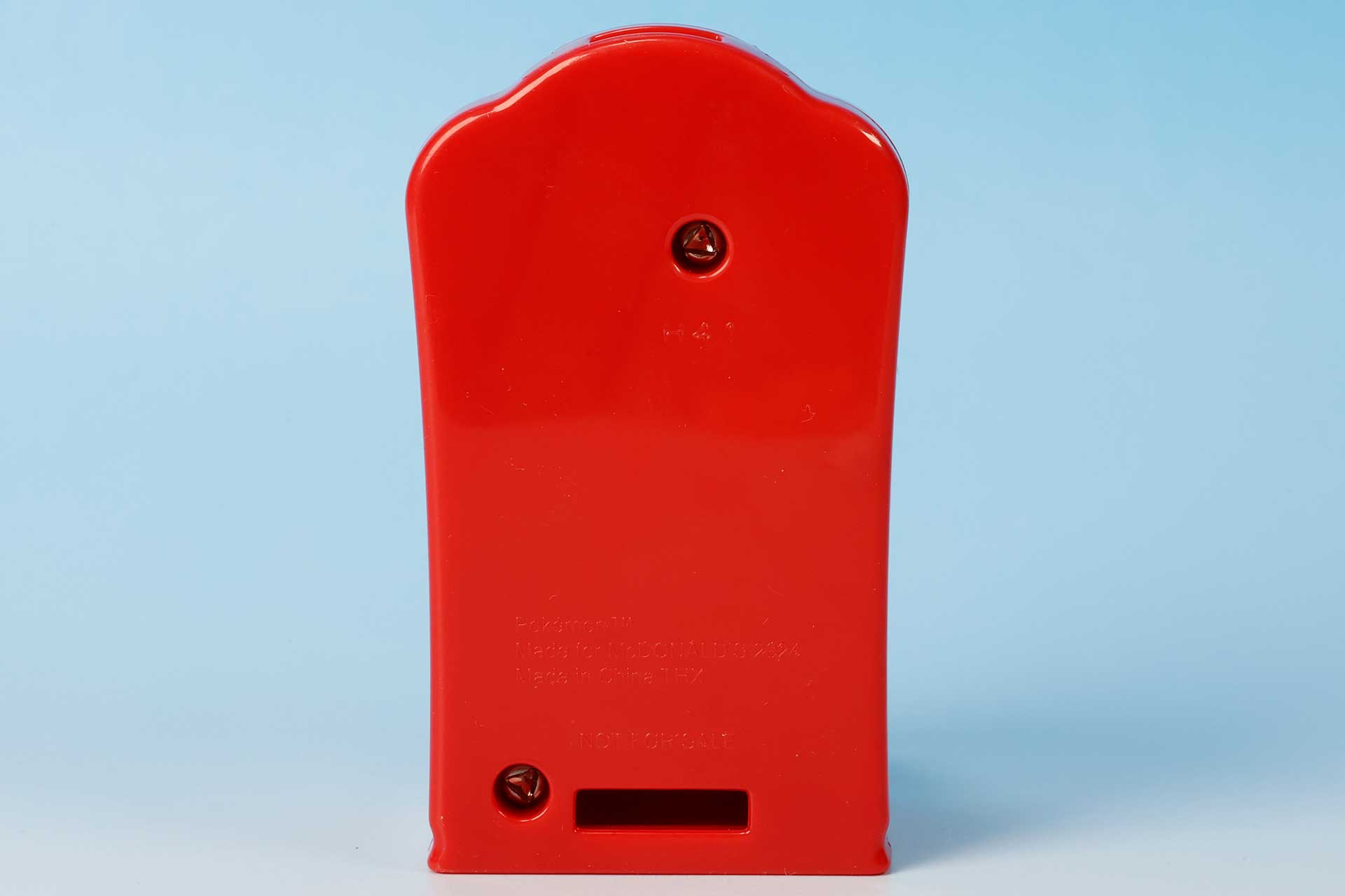 背面の下側の穴は水の排出口だ