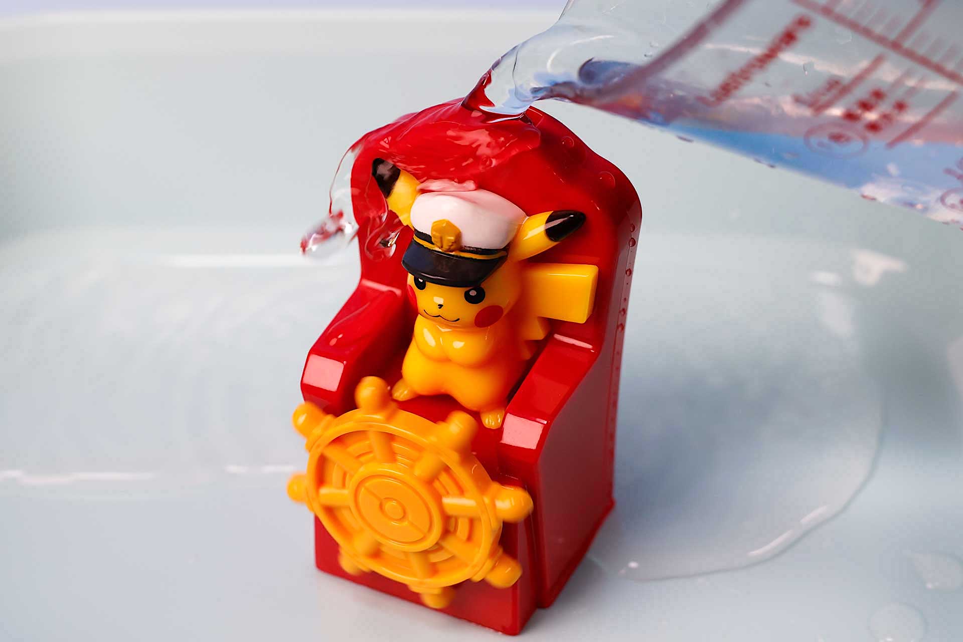 遊ぶときは、おもちゃの上部に開けられた穴に水を流そう