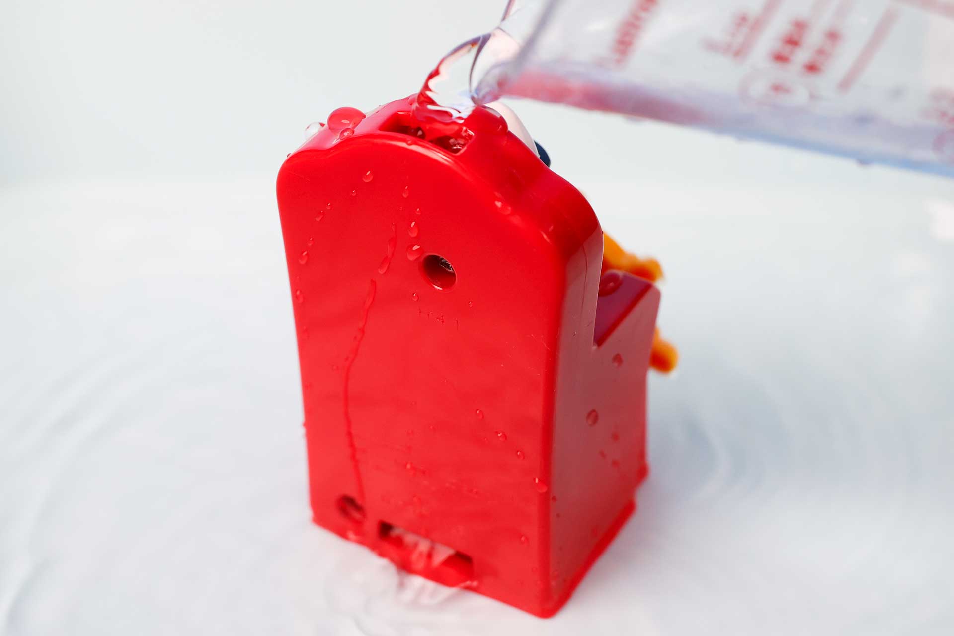 水はこのように背面の排出口から出ていく