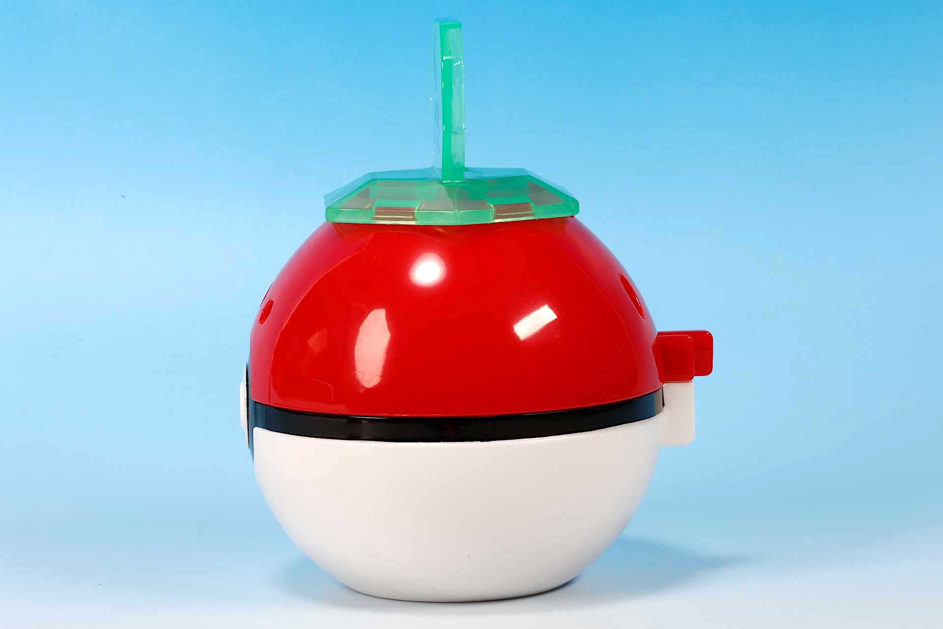 真横から見てもモンスターボールの大きさがわかる