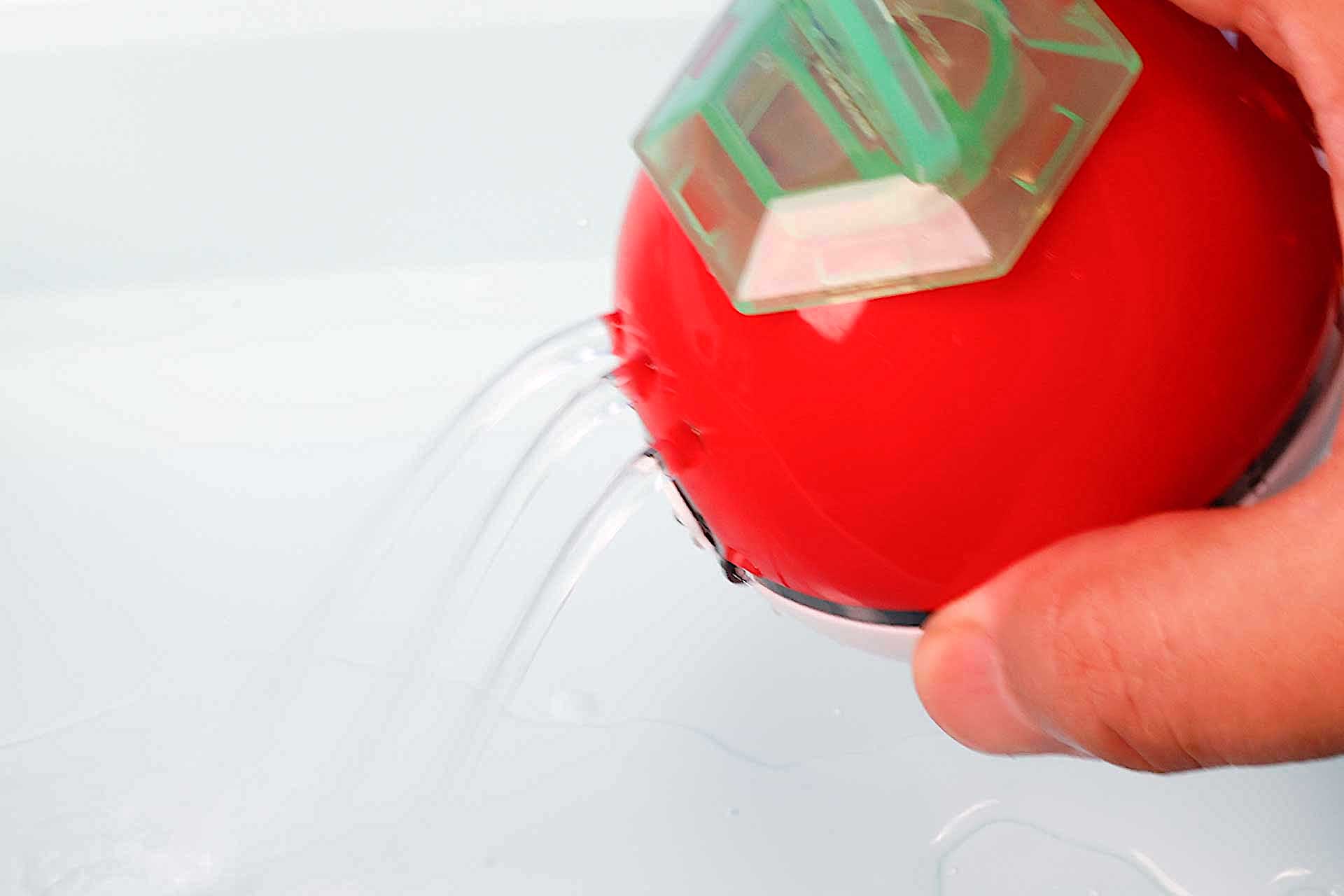 モンスターボールの中に水を入れた後は、じょうろとして使える