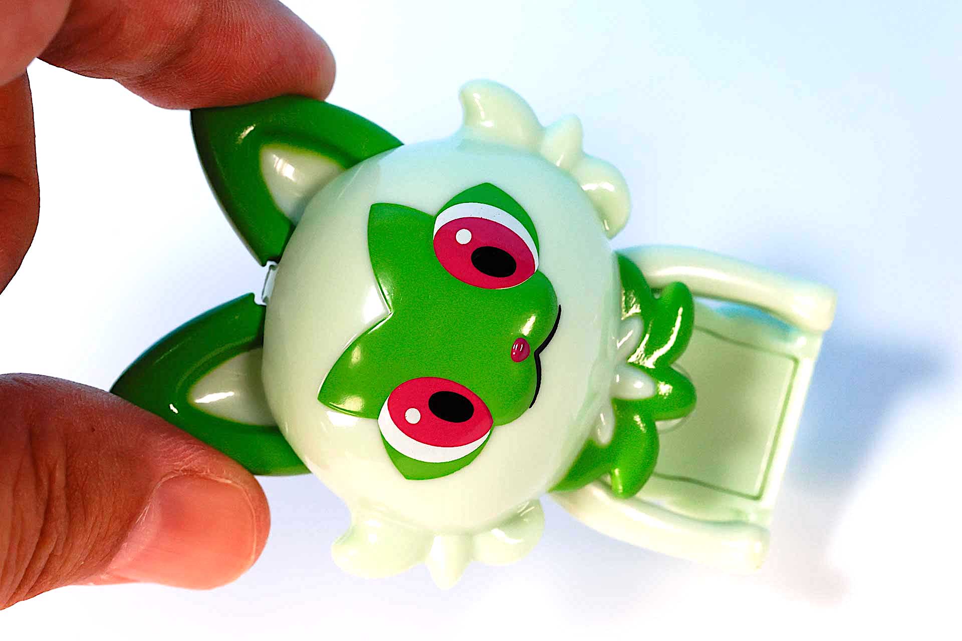 スコップやくまでと取り付けるときは、耳をつまんで足を開こう