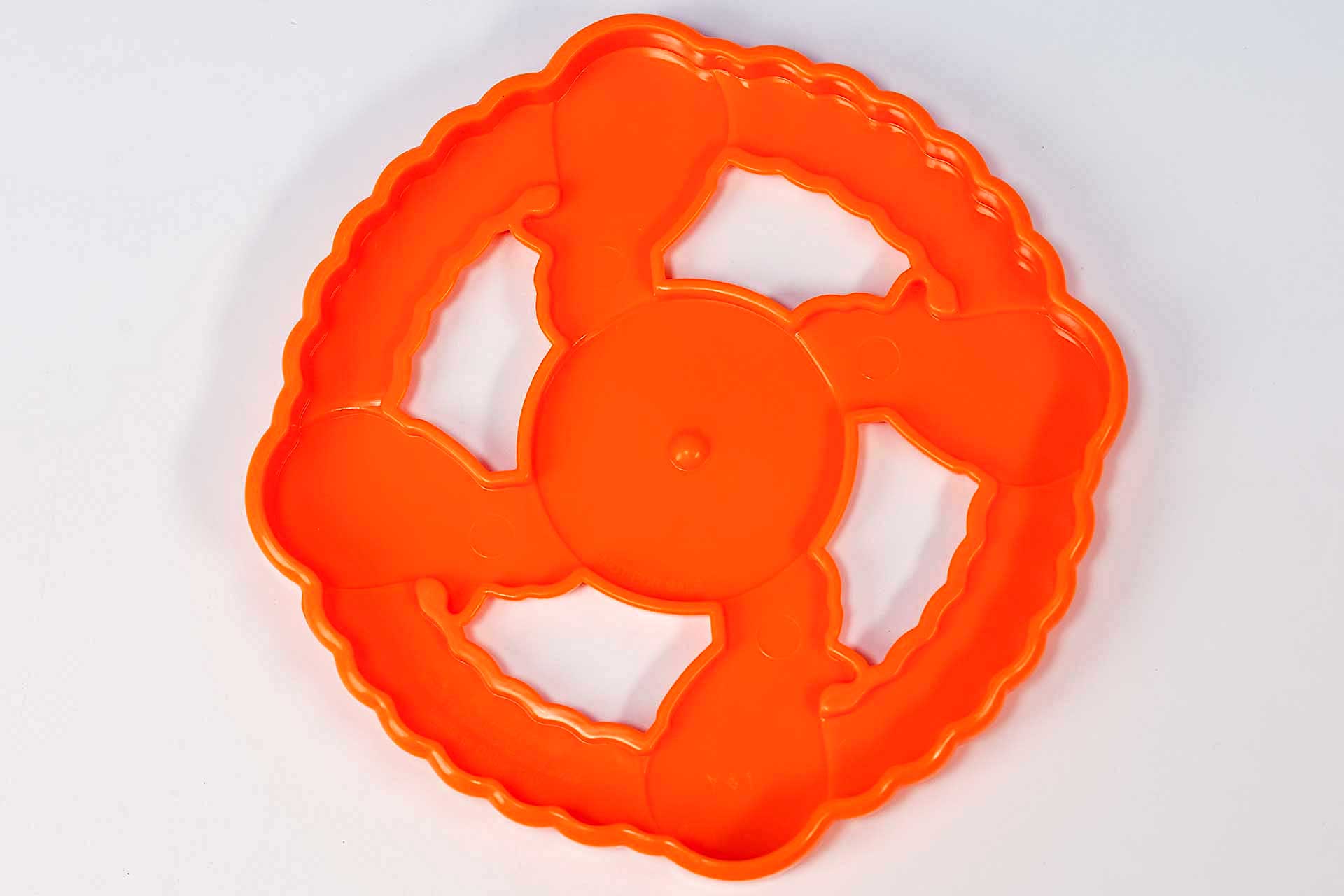 こちらは、フライングディスクの裏面だ