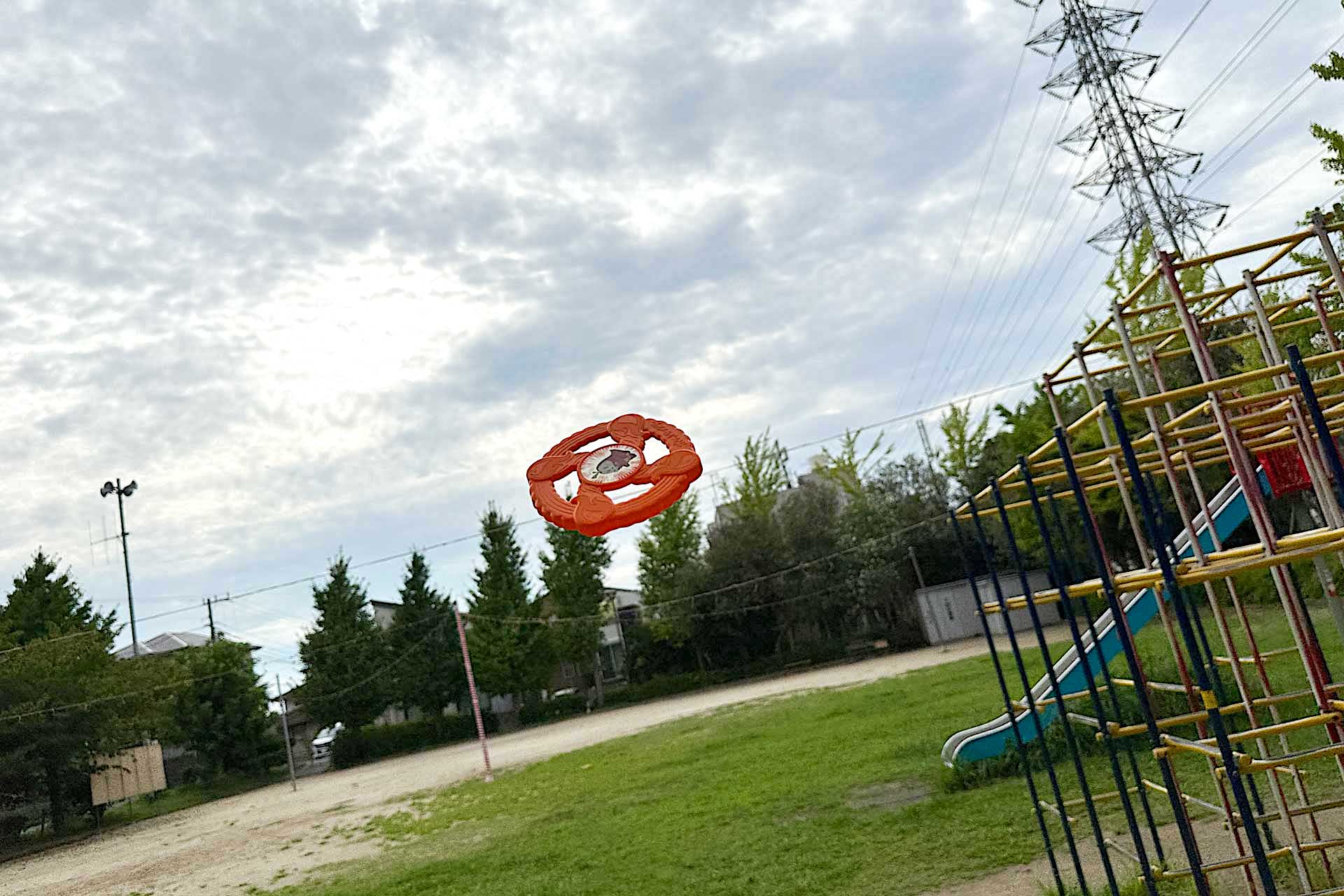 キャッチボールの要領で、家族や友人と一緒に投げ合って遊ぶのも楽しい