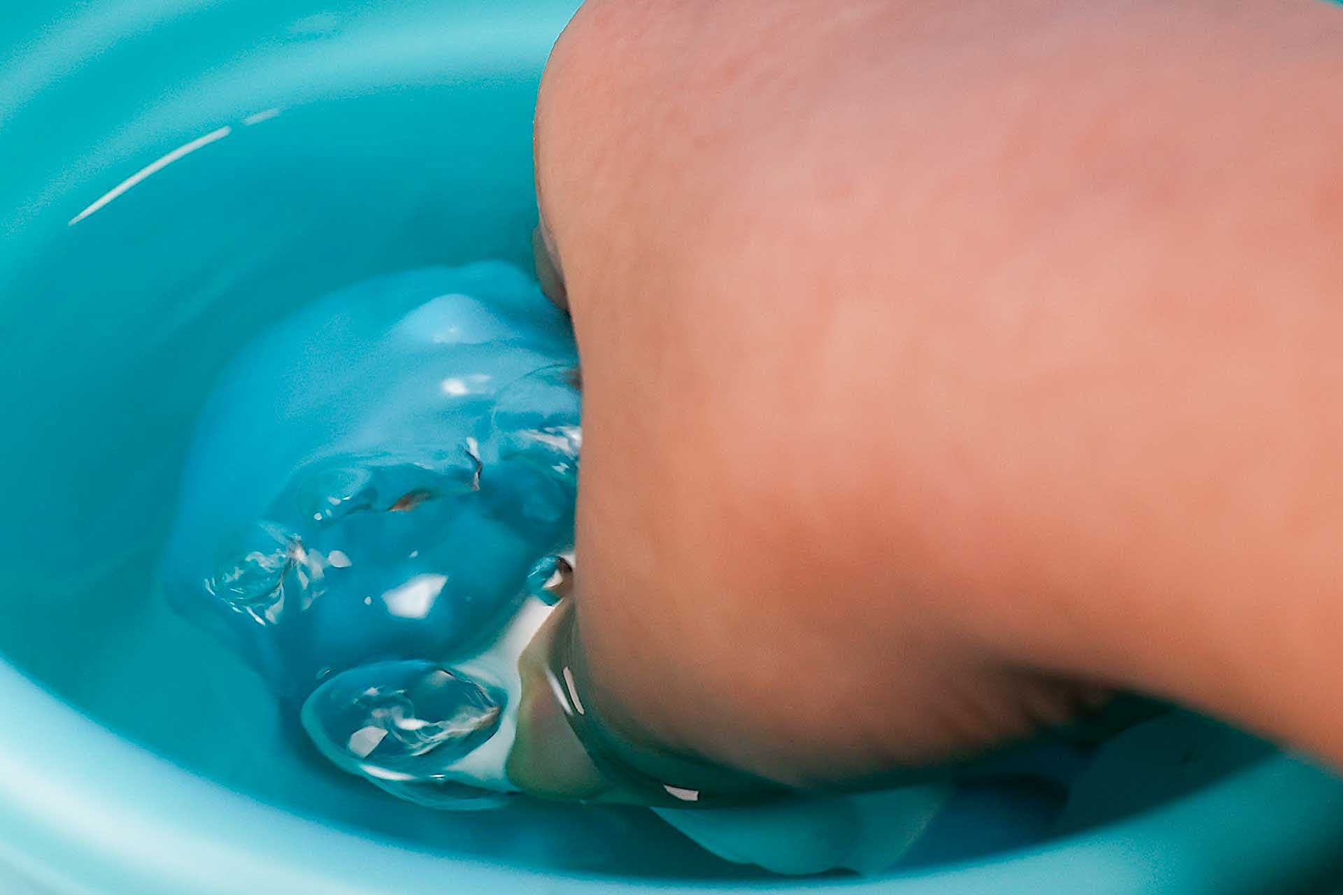 遊ぶときは水の中に沈めて体を押し、中に水を溜めよう