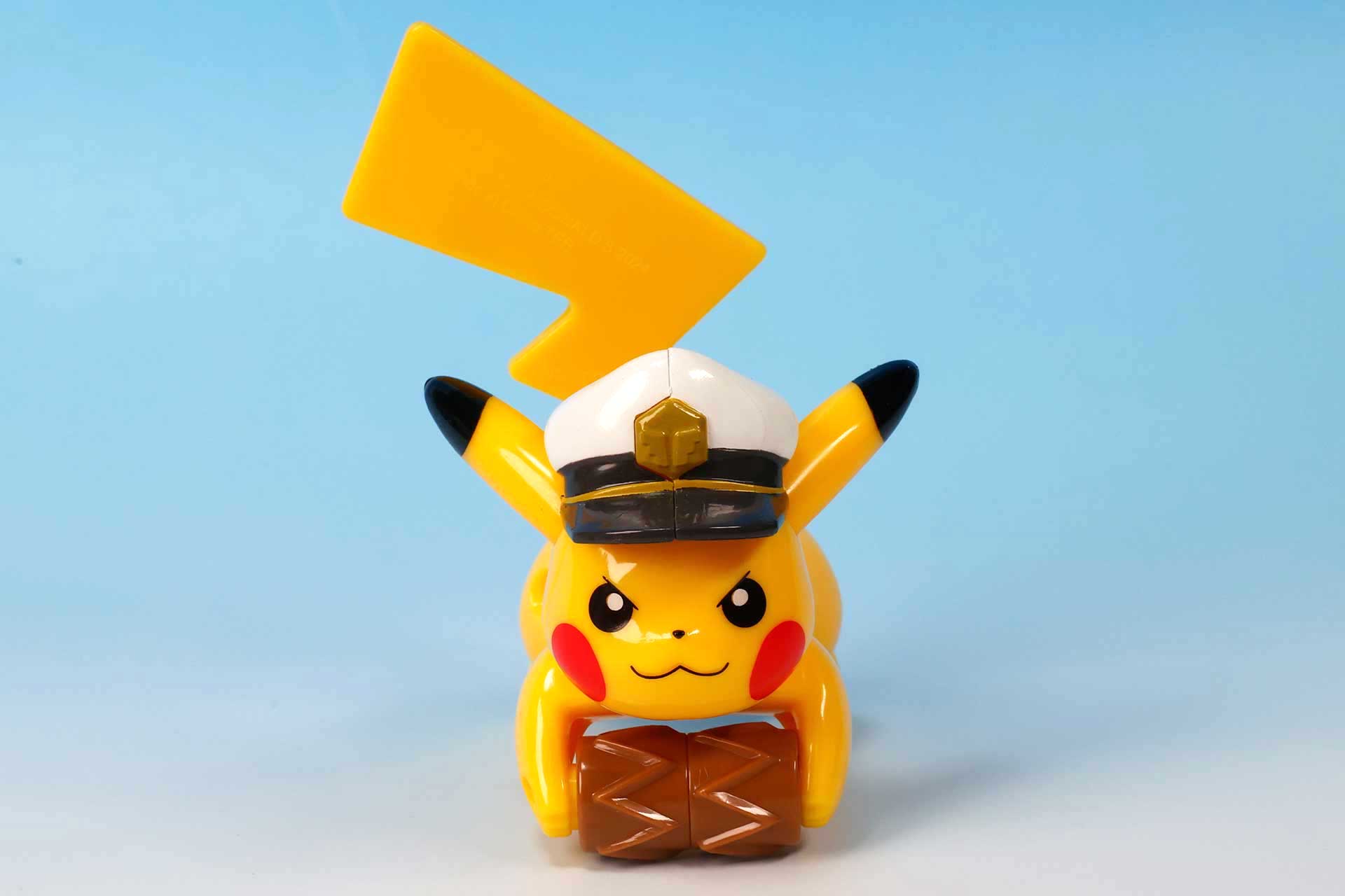 勇ましい表情をしたキャプテンピカチュウ