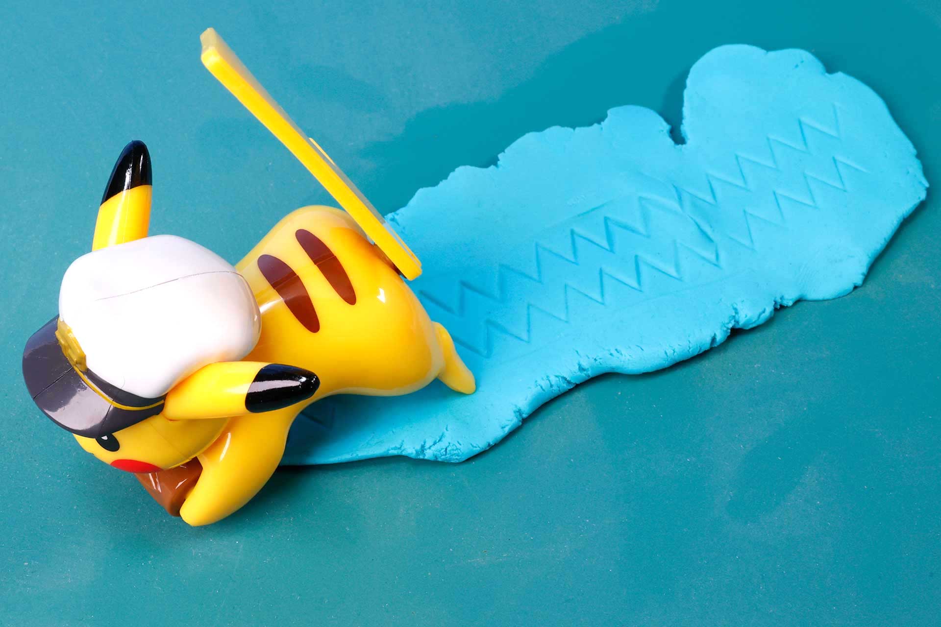 砂場や粘度の上で転がしてみよう