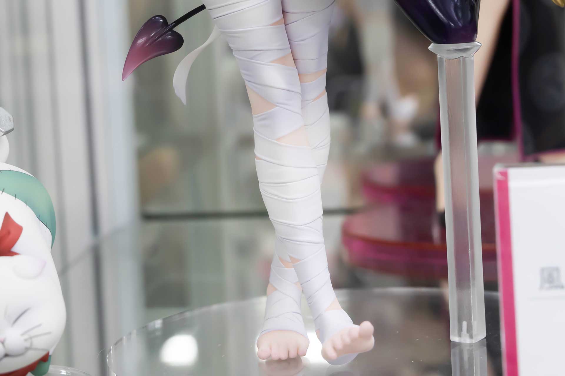 足をクロスしているポーズがかわいい