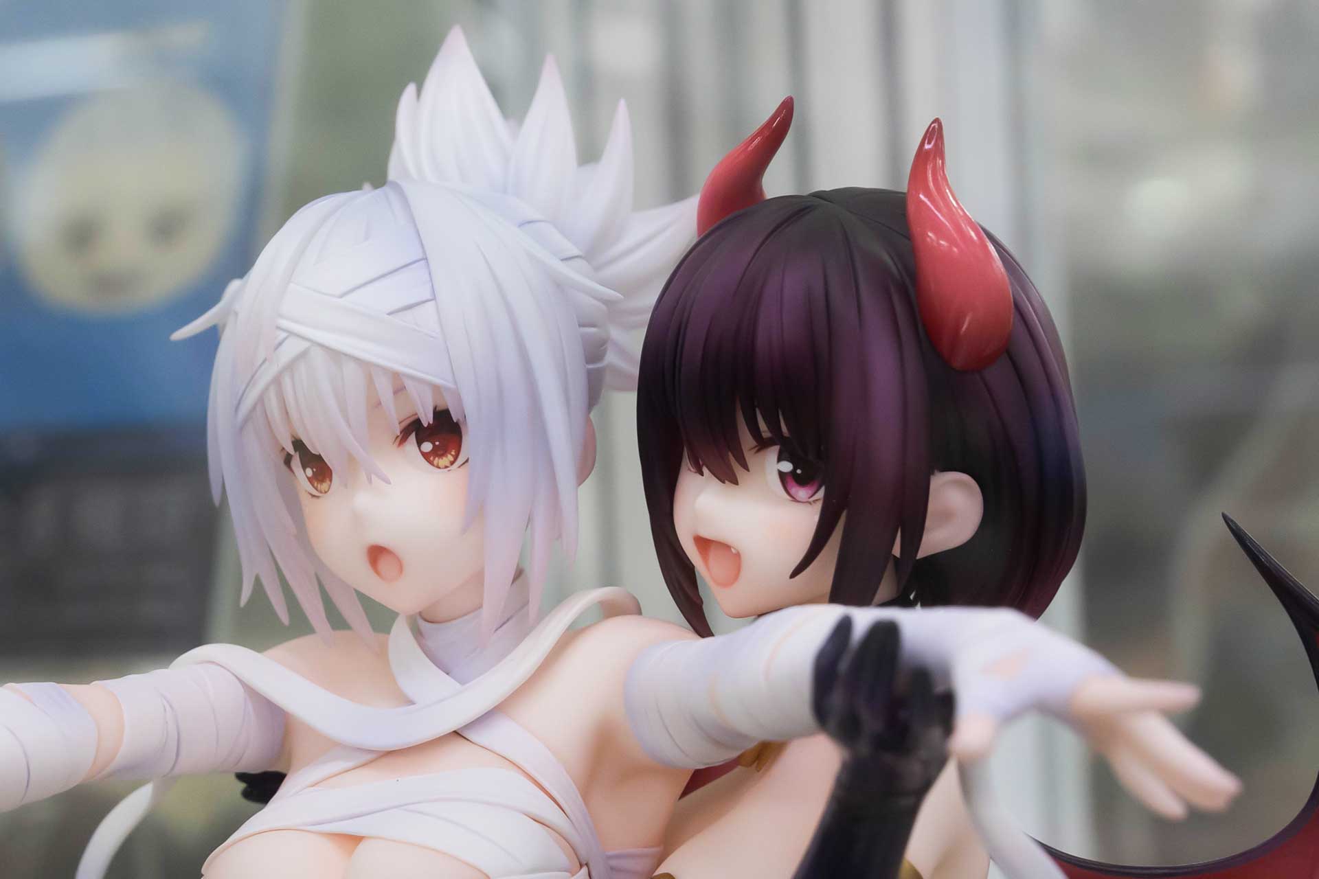 頭に付けたアクセサリーなど絶妙な彩色が施されている