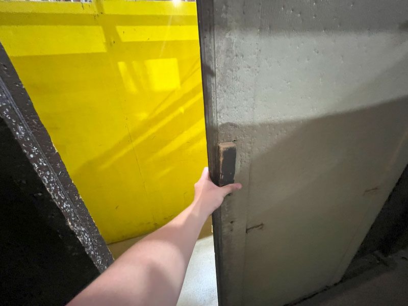 引き戸の場合写真のような開き方は、敵に指を察知されるのでNG。撃たれないように指だけで手前の出っ張りを掴むと良いらしい