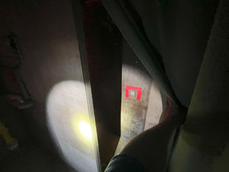 なかにはカーテンのような布を手で避けて進む場所も