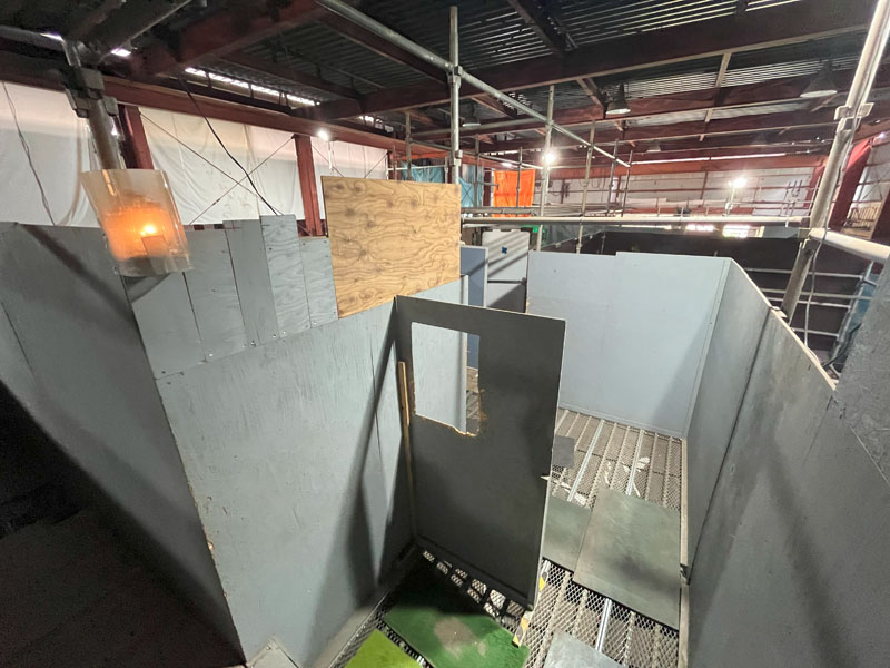 A・Bの間にある扉を開閉すればインドアの全面利用もできる。2階同士も繋がり、かなり広々とした戦闘を楽しめる。想像以上に広いので、ある程度の人数が集まった際はぜひ利用してみよう