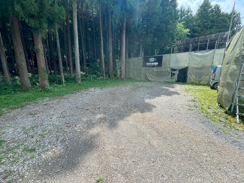 駐車場の左側に広がる森が良い日除けになってくれる