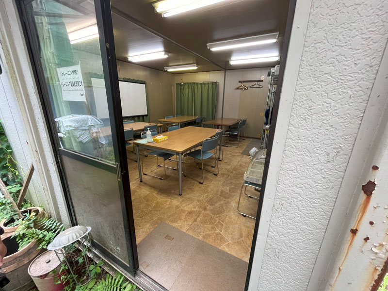 冷房完備のプレハブ