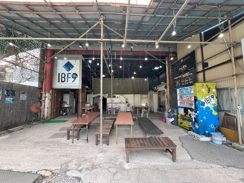 夏場はシャッターを全開にして風通しをよくしている