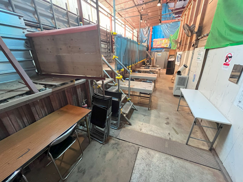 フィールド奥にもセーフティーエリアが設置。スポットクーラーもある