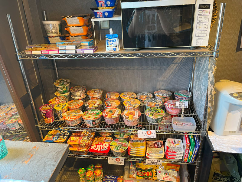 食事の販売も。熱湯も利用できるのでお腹が空いたときのお供に