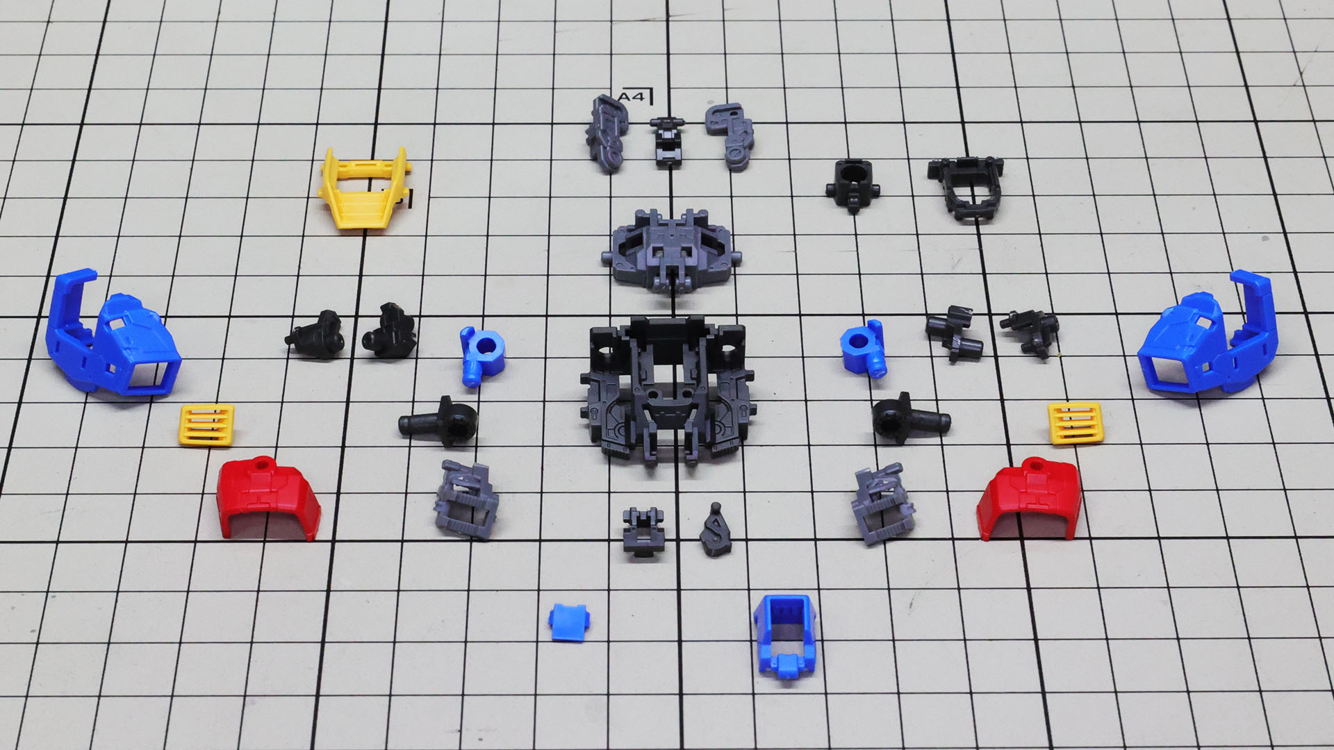 セミモノコックタイプの内部フレームを細かくも効果的にパーツ数を減らす設計が感じられる胴体部パーツ群