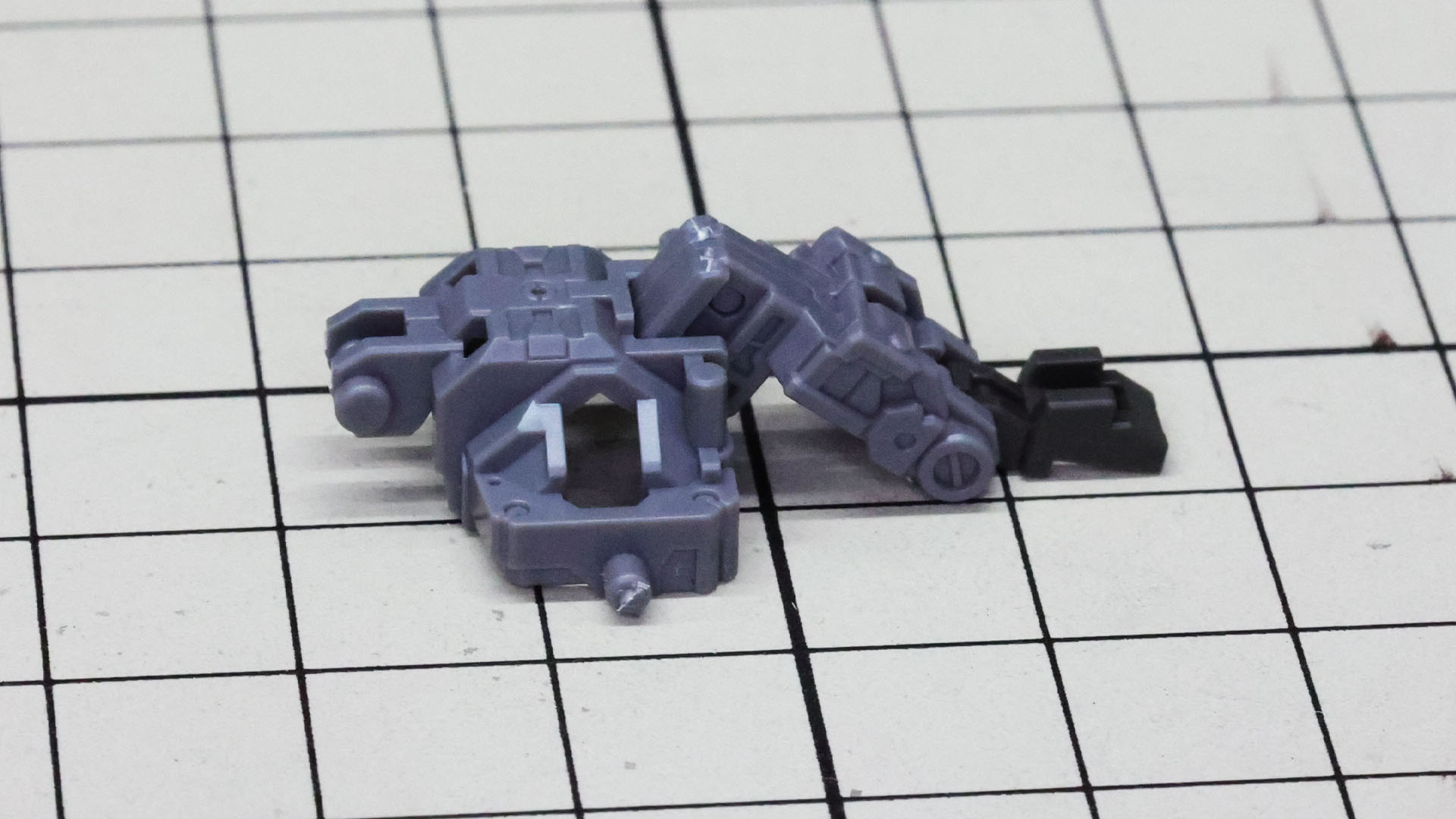 フレームを組んでいきます。右に伸びるのは背面のスパイン（背骨）的な部分で、腹部下部とのドッキングアームになるものです