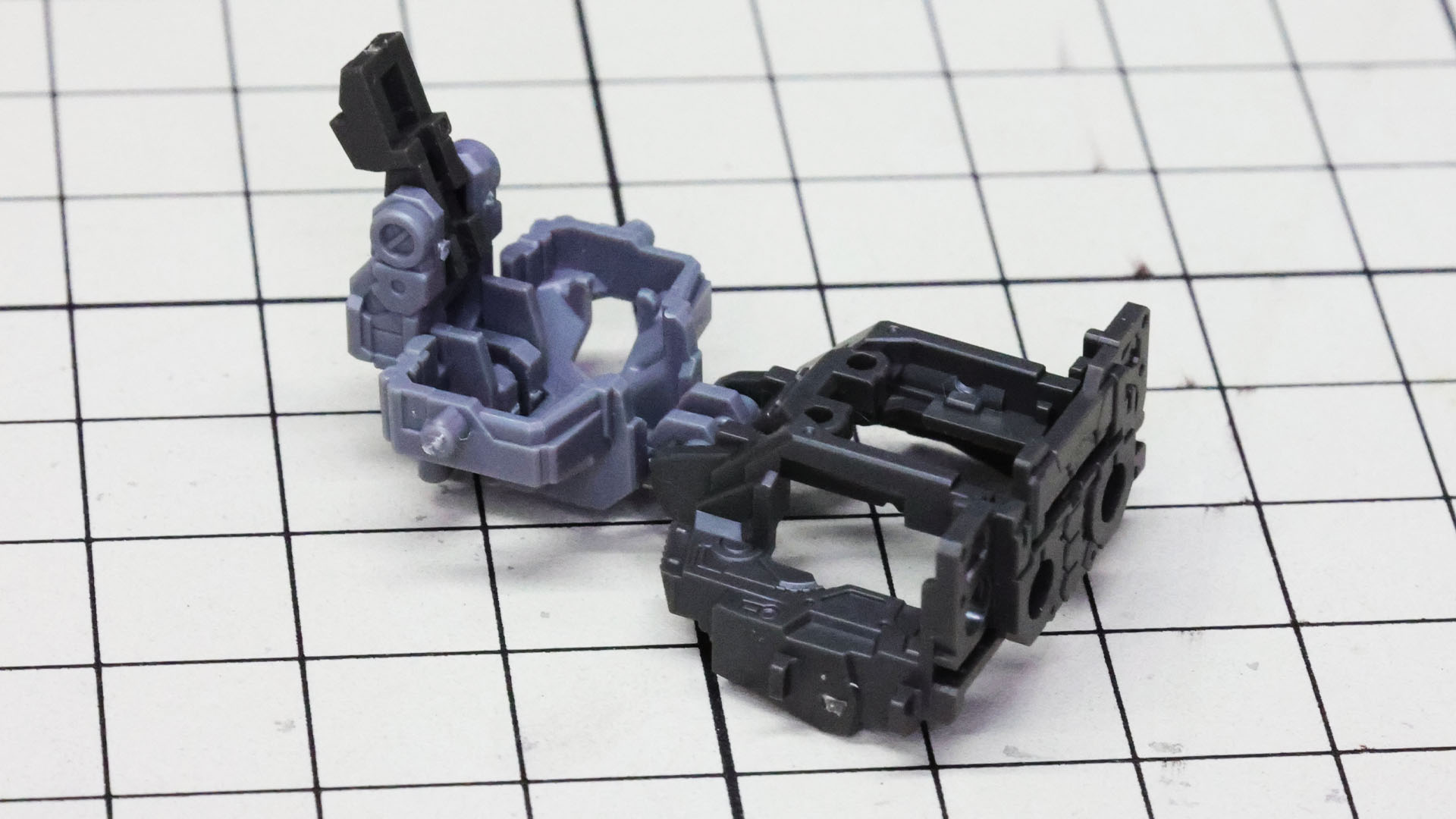 胸部フレームの前部にある軸と接続……