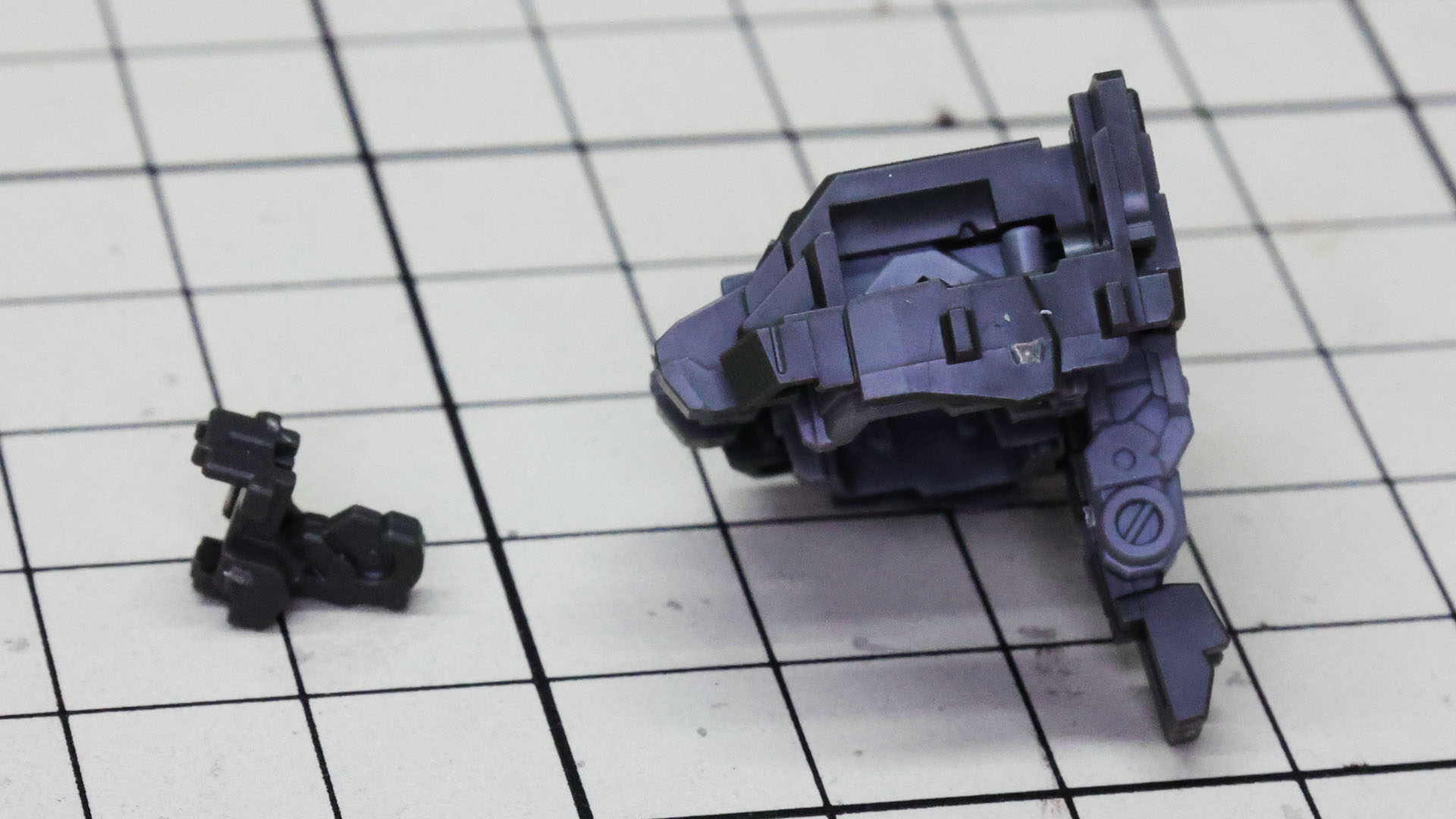 コクピットハッチ上部用の可動フレームを組み込みます