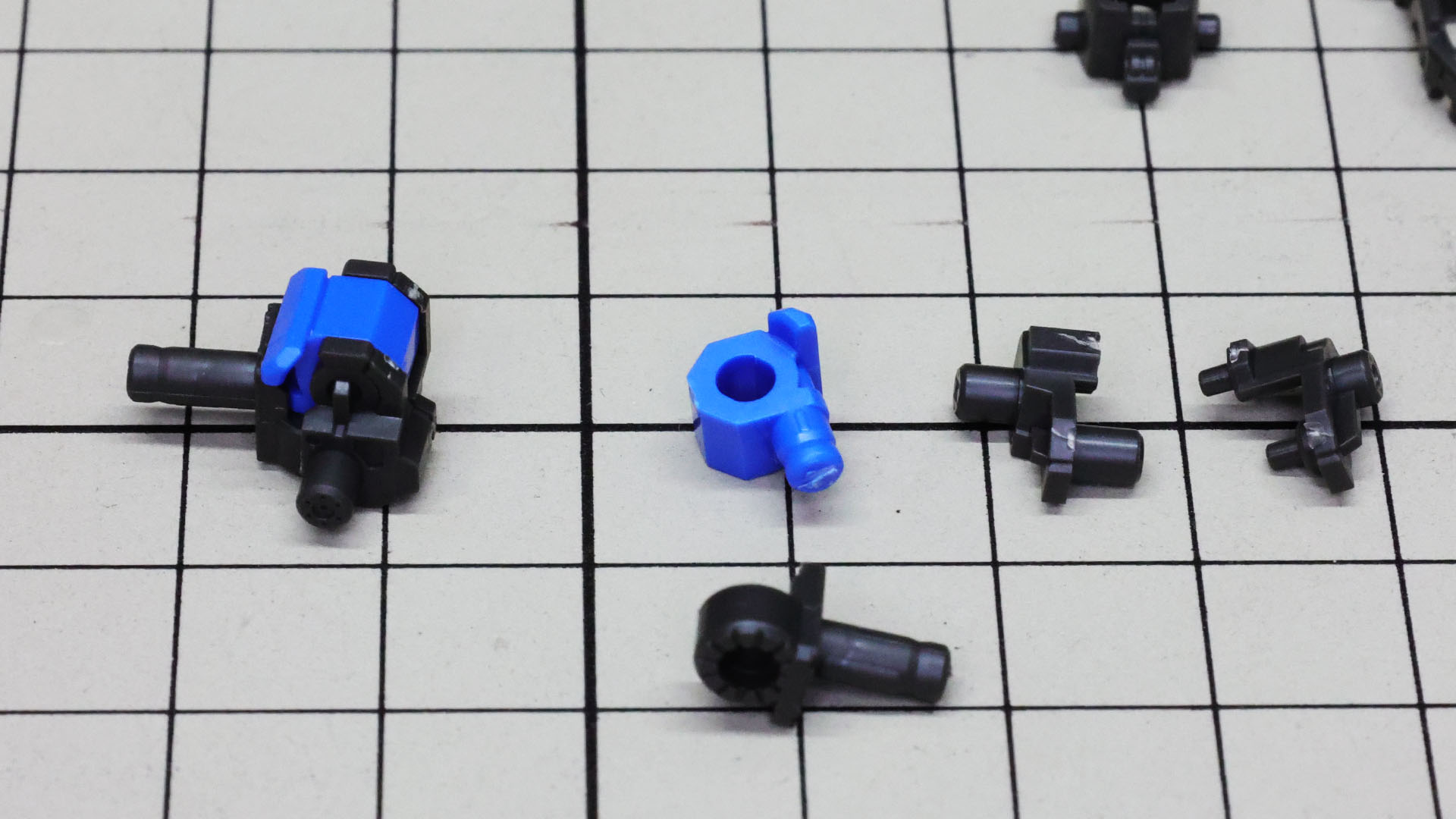 肩関節には青い装甲部に軸を持たせることでパーツ数を抑えられる設計になっています